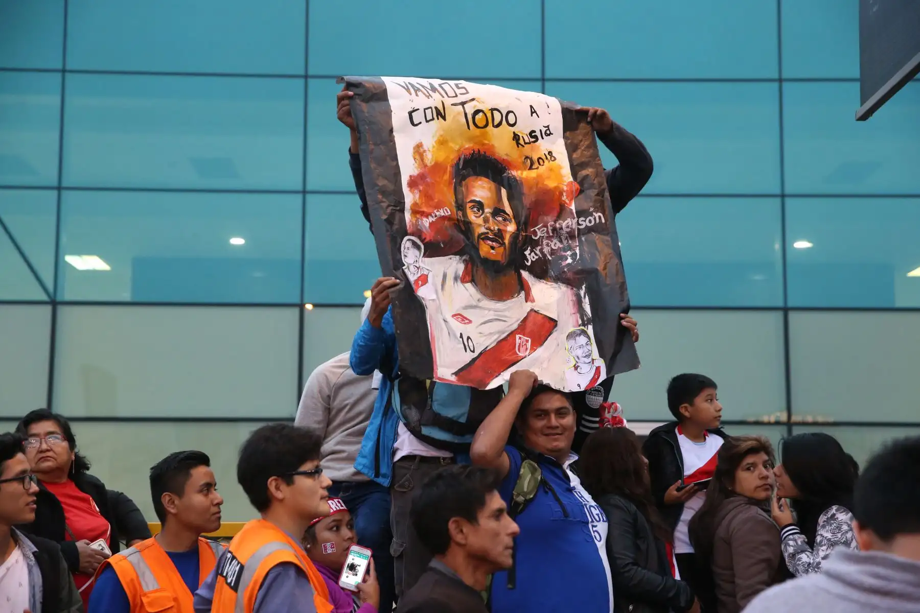 Multitudinaria concentración de hinchas en el aeropuerto Jorge Chávez para despedir a la selección. Foto: ANDINA/Dante Zegarra.