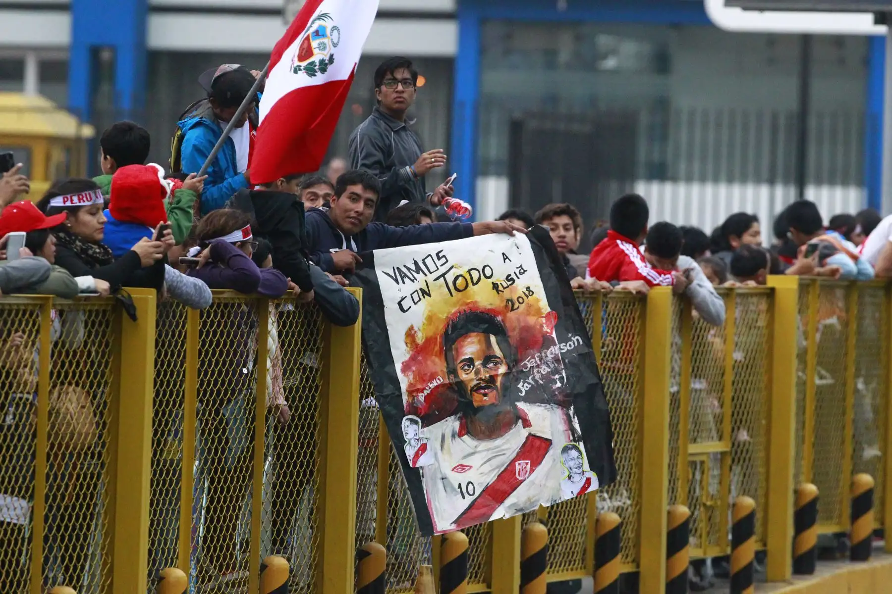Miles de hinchas llegaron al aeropuerto Jorge Chavez para despedir a la selección peruana de fútbol, que estará en el Mundial de Rusia 2018. Foto: ANDINA/Eddy Ramos.