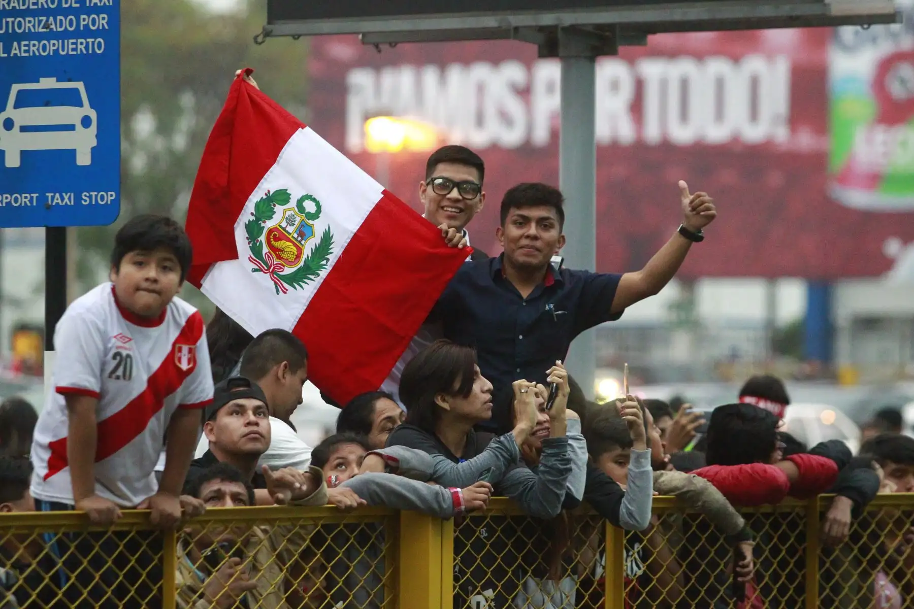 Miles de hinchas llegaron al aeropuerto Jorge Chavez para despedir a la selección peruana de fútbol, que estará en el Mundial de Rusia 2018. Foto: ANDINA/Eddy Ramos.