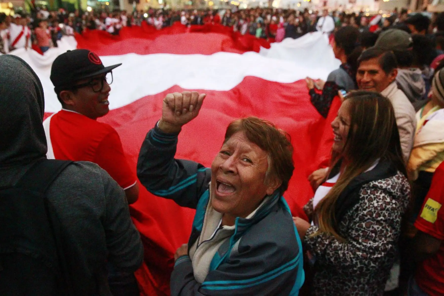 Miles de hinchas llegaron al aeropuerto Jorge Chavez para despedir a la selección peruana de fútbol, que estará en el Mundial de Rusia 2018. Foto: ANDINA/Eddy Ramos.