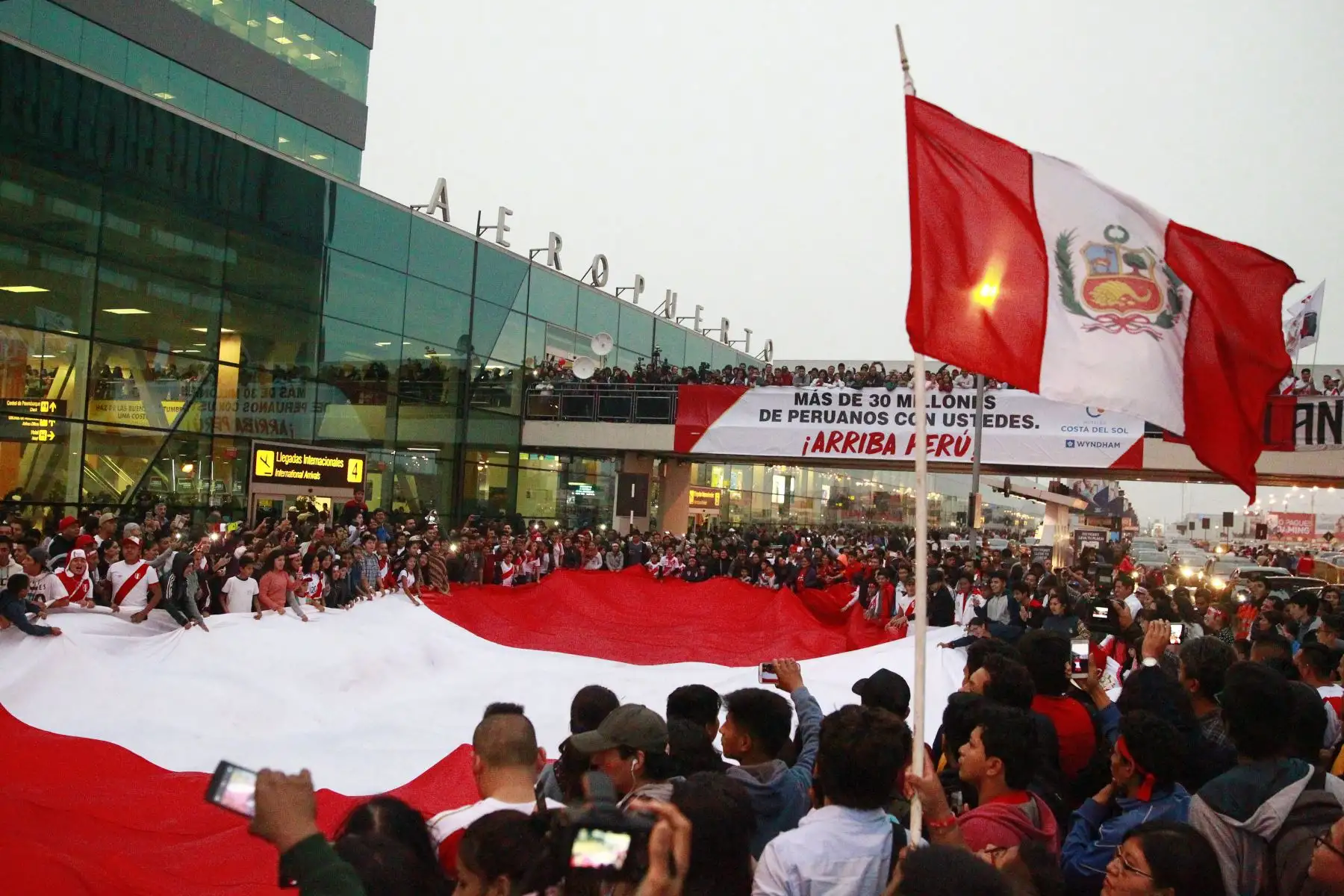 Miles de hinchas llegaron al aeropuerto Jorge Chavez para despedir a la selección peruana de fútbol, que estará en el Mundial de Rusia 2018. Foto: ANDINA/Eddy Ramos.