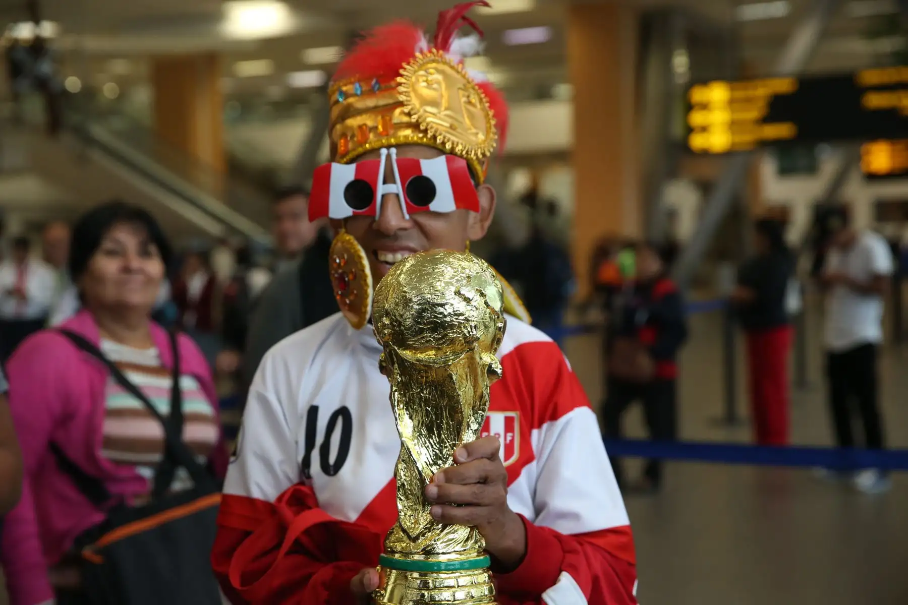 Miles de hinchas llegaron  al aeropuerto Jorge Chavez para despedir a la Selección Peruana de Fútbol quienes estarán en el Mundial de Rusia 2018.: ANDINA/Dante Zegarra