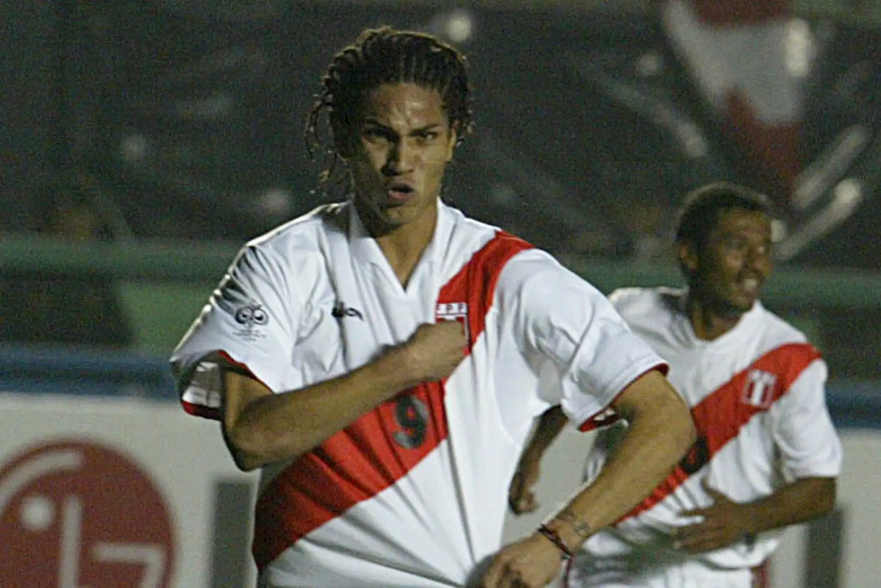 Lima - 17 noviembre 2004 / El delantero Paolo Guerrero celebra su gol. Perú venció a Chile 2-1 por las eliminatorias al  Mundial Alemania 2006.Foto:ARCHIVO EL PERUANO