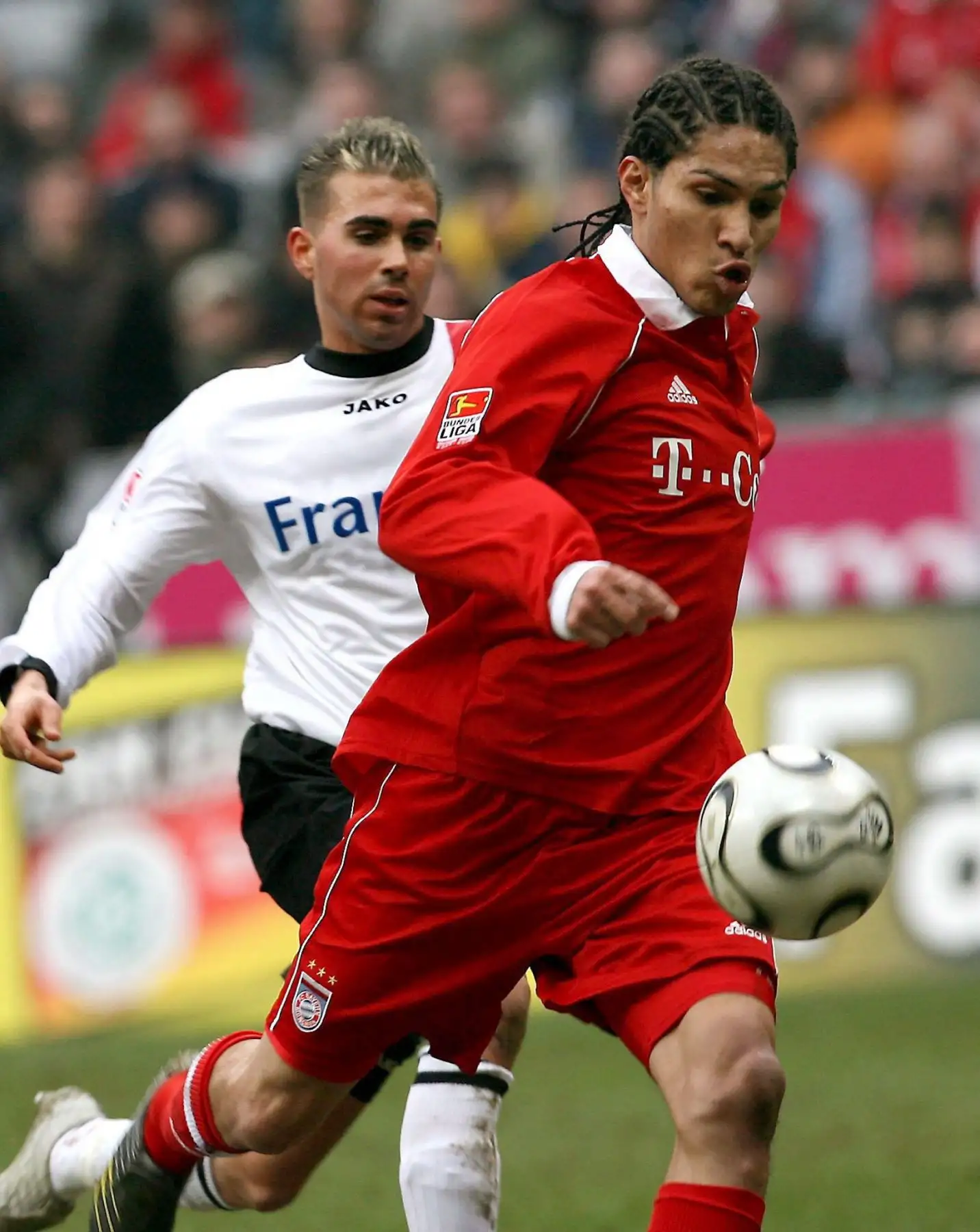 25/2/2006.-El delantero peruano del Bayern de Munich, Paolo Guerrero, se prepara para disparar a puerta en presencia de Christopher Reinhard del Eintracht Frankfurt por la Bundesliga alemana en el  Allianz Arena de Munich, Alemania.Foto: EFE
