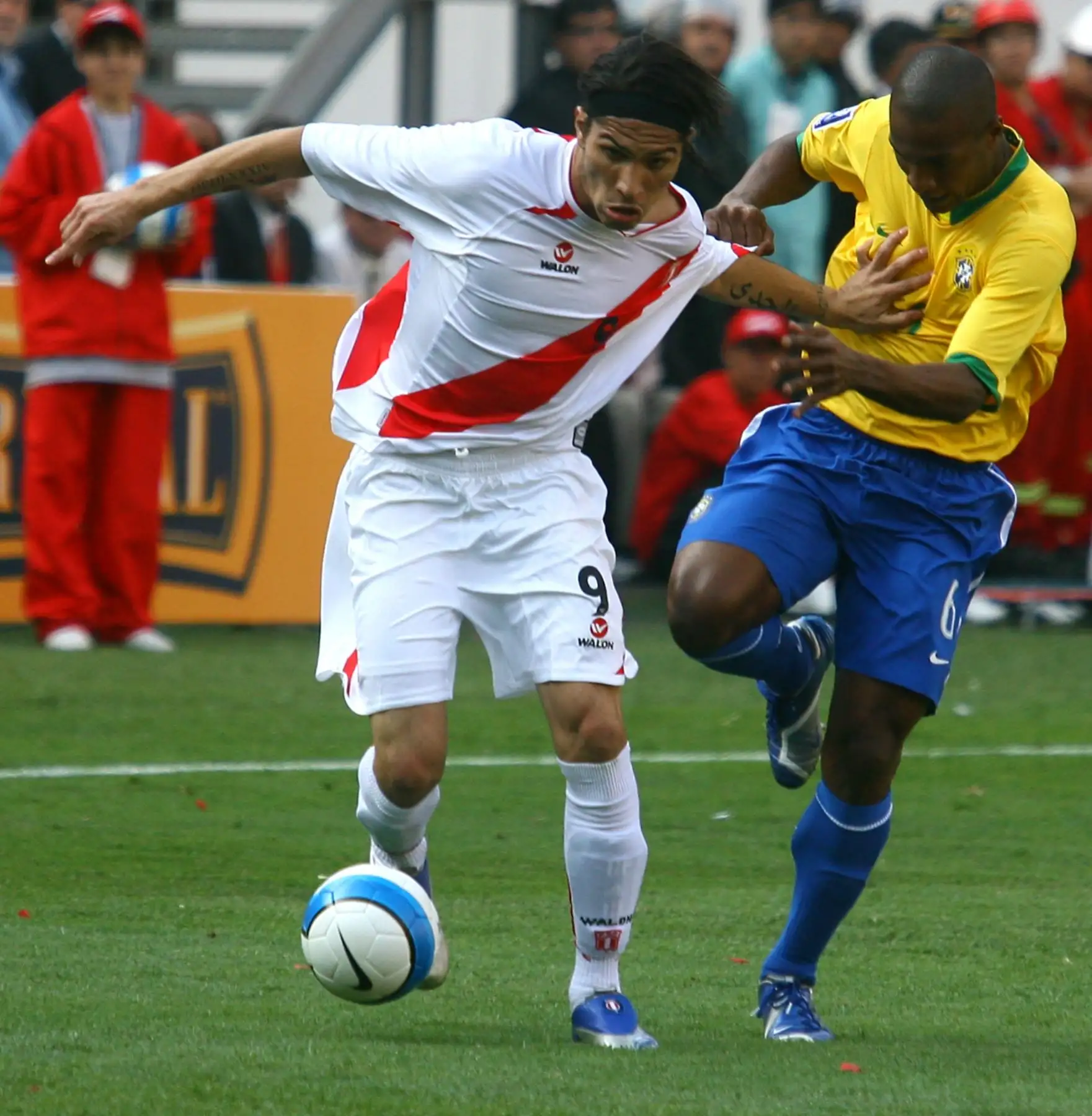 Lima - 18 noviembre 2007 / Paolo Guerrero en el partido que Perú empató de local 1-1 con Brasil por las eliminatorias el mundial Sudáfrica 2010.Foto:Archivo EL PERUANO