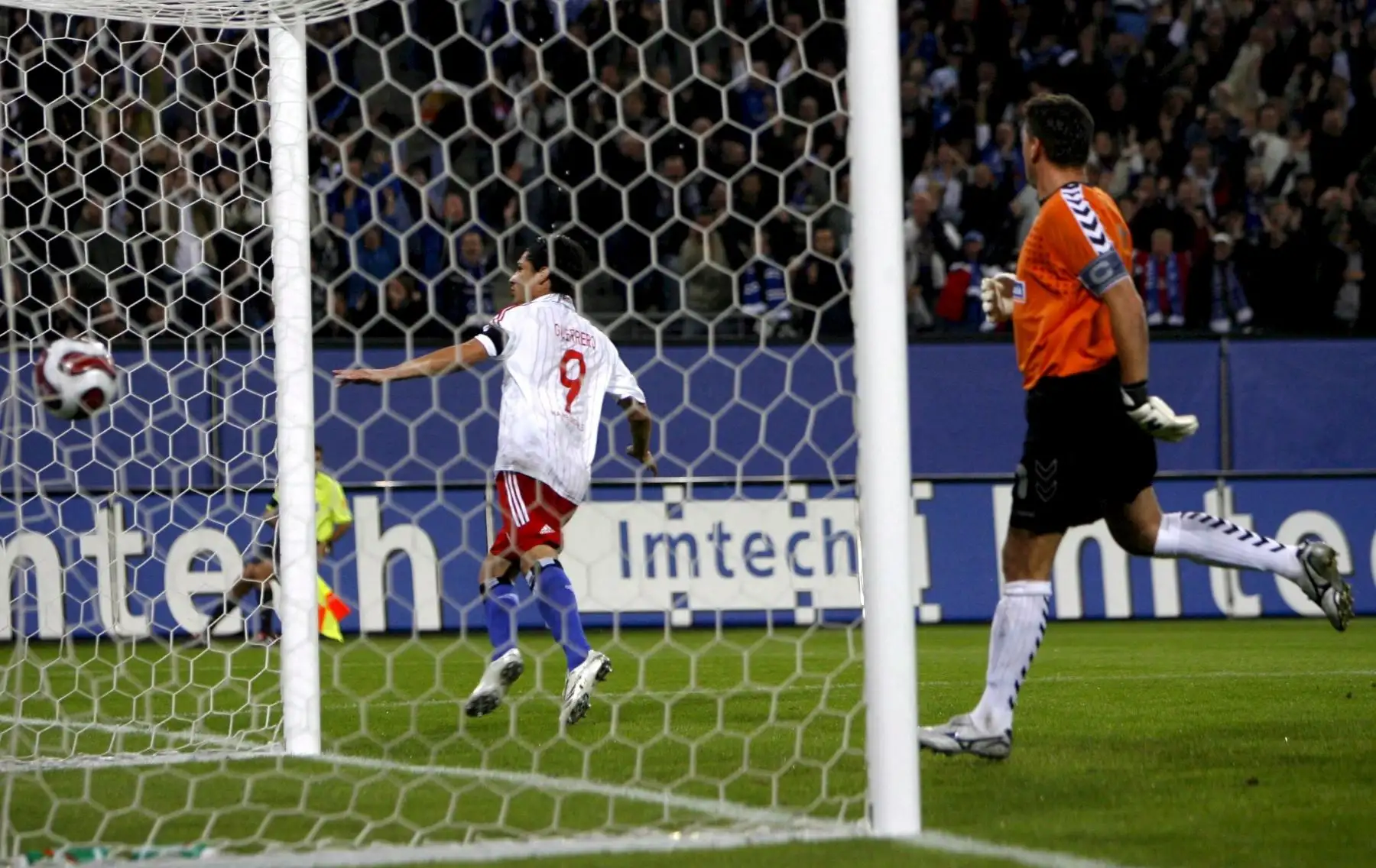 HAM202 HAMBURGO (ALEMANIA) 30.08.07.- El peruano del Hamburgo Paolo Guerrero celebra el gol marcado ante el portero del Honved de Budapest, Ivan Toth durante el partido correspondiente a la Copa UEFA en Hamburgo, Alemania. Foto: EFE