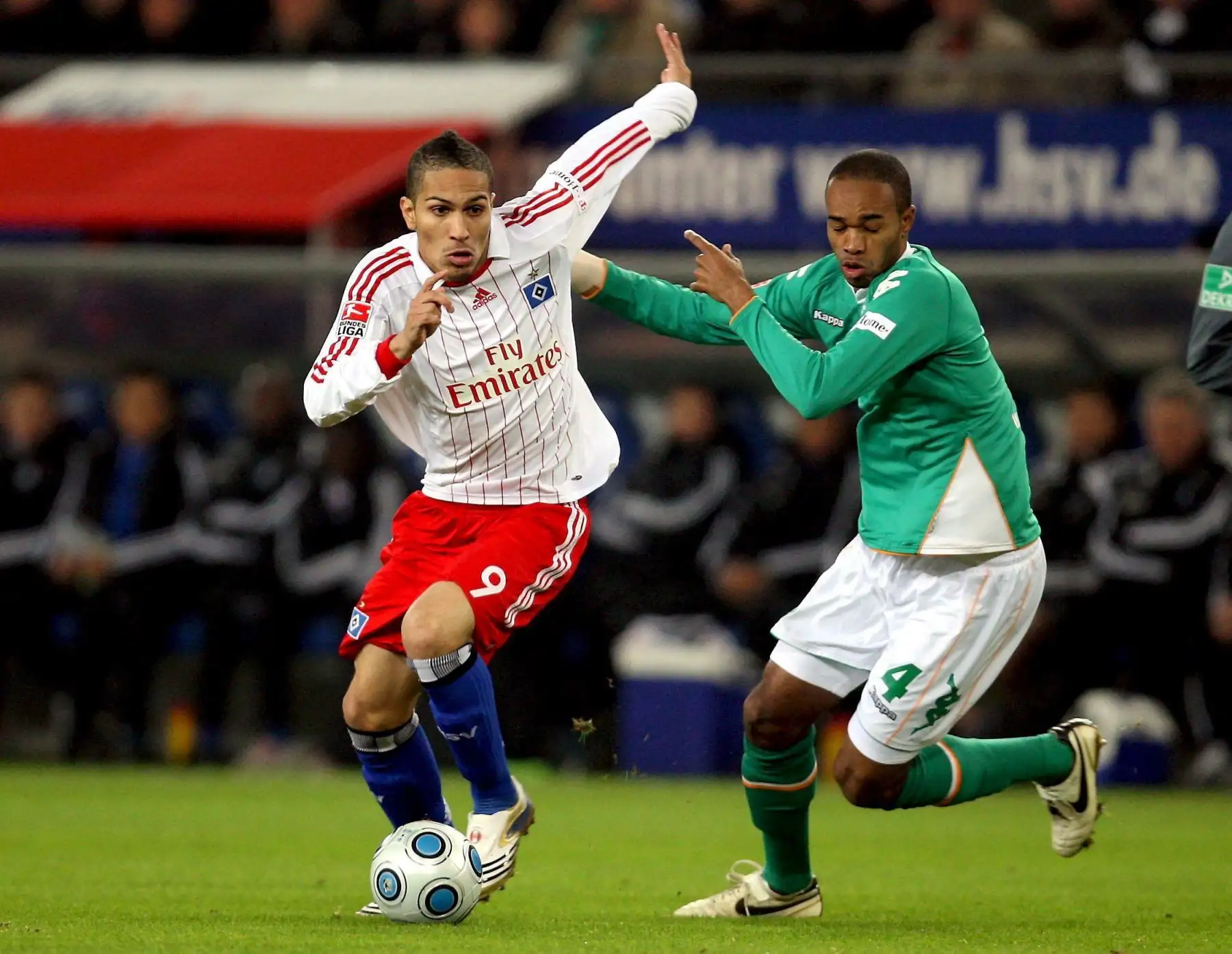 23/11/2008.- El jugador peruano del Hamburgo, Paolo Guerrero en acción ante un defensa del Werder Bremen, durante el partido de la Bundesliga alemana.  Foto:AFP