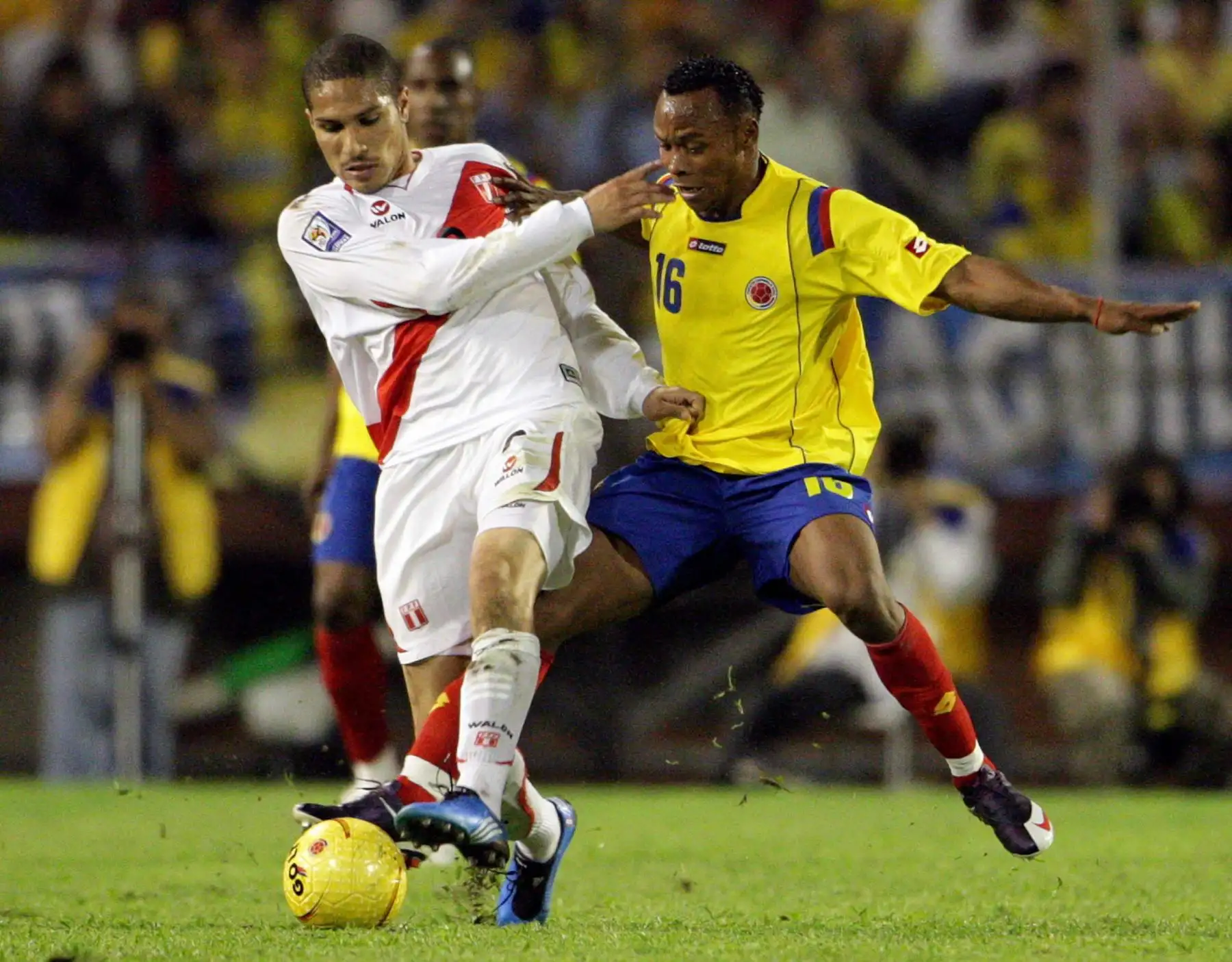 El futbolista colombiano Camilo Zúñiga (d) disputa el balón con el peruano Paolo Guerrero (i) hoy, 10 de junio de 2009, durante el partido por las eliminatorias al mundial de Sudáfrica 2010 en el estadio Atanasio Girardot de MedellIn (Colombia). El equipo local venció 1-0. Foto: EFE