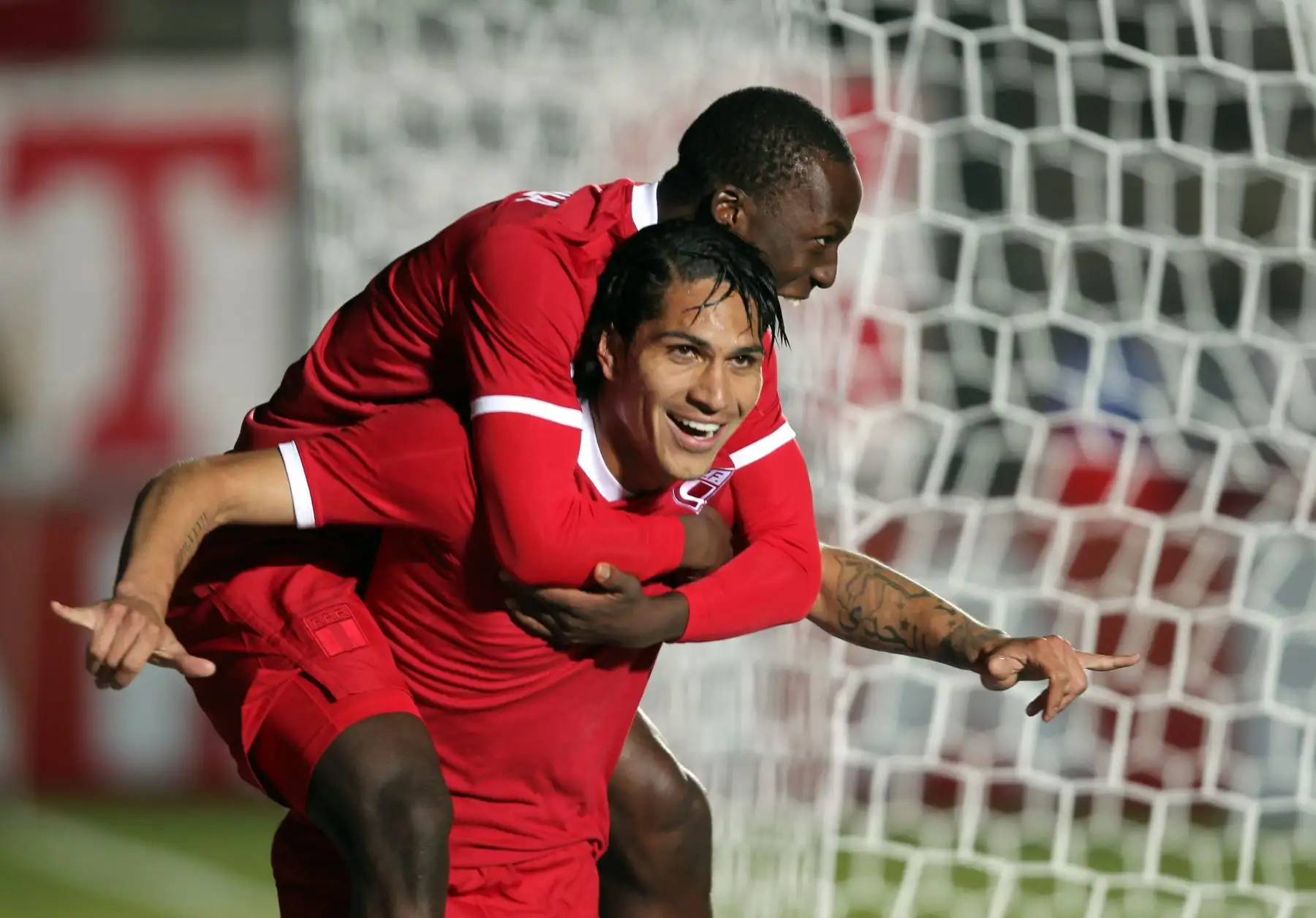 4/7/2011 El jugador de la selecciÛn de Per˙ Paolo Guerrero (abajo) festeja su gol con Luis AdvÌncula (arriba) frente a Uruguay, en el estadio del Bicentenario de San Juan, durante un partido correspondiente a la primera fase de la Copa America 2011 hoy, 4 de julio de 2011.Foto:ARCHIVO EL PERUANO