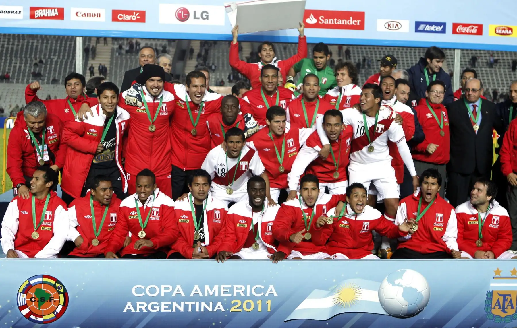 BAS35 - LA PLATA (ARGENTINA), 23/07/2011.-Los jugadores de la selección de Perú celebran su tercer puesto en la Copa America 2011 tras vecer a Venezuela por 4-1  en La Plata. Foto:AFP