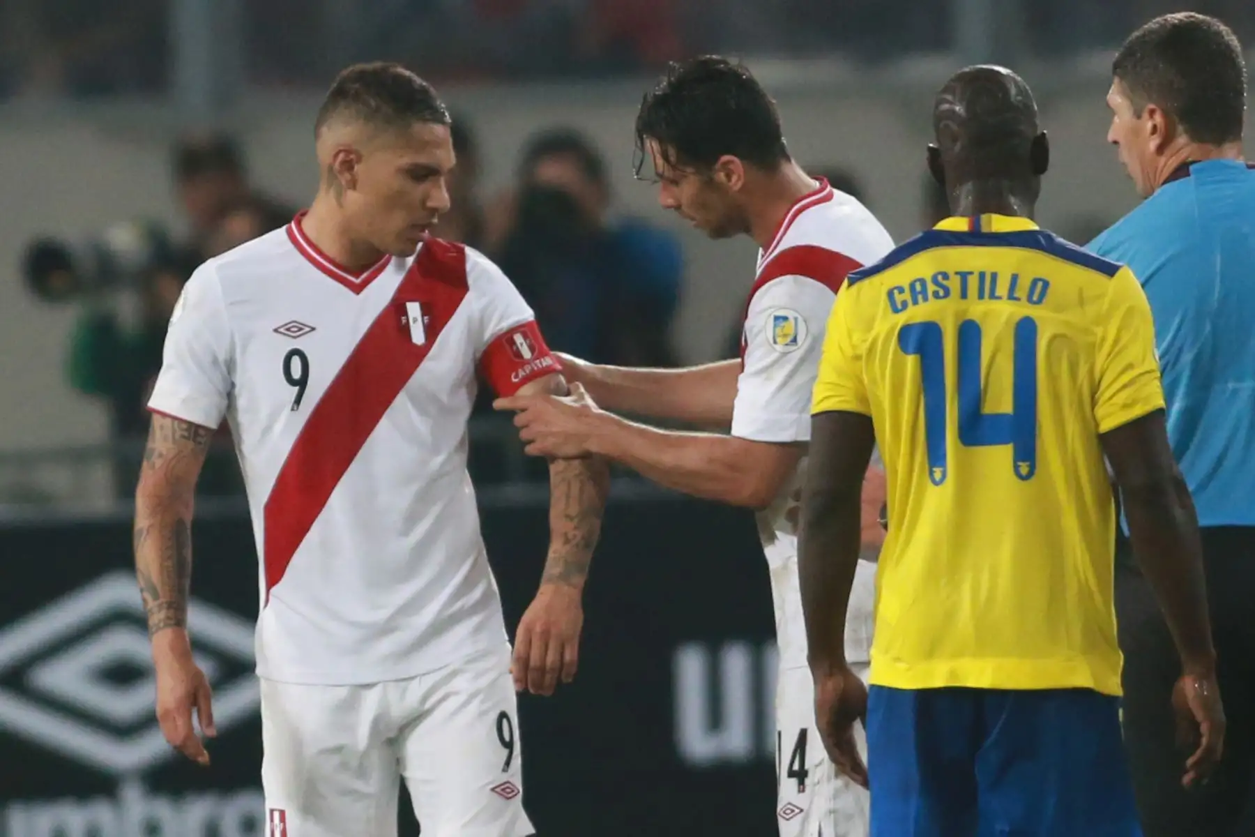 Lima - 7 junio 2013 / Claudio Pizarro le entrega la banda de capitán a Paolo Guerrero durante el partido entre Perú y Ecuador por las eliminatorias al mundial de Brasil 2014.Foto:ARCHIVO EL PERUANO