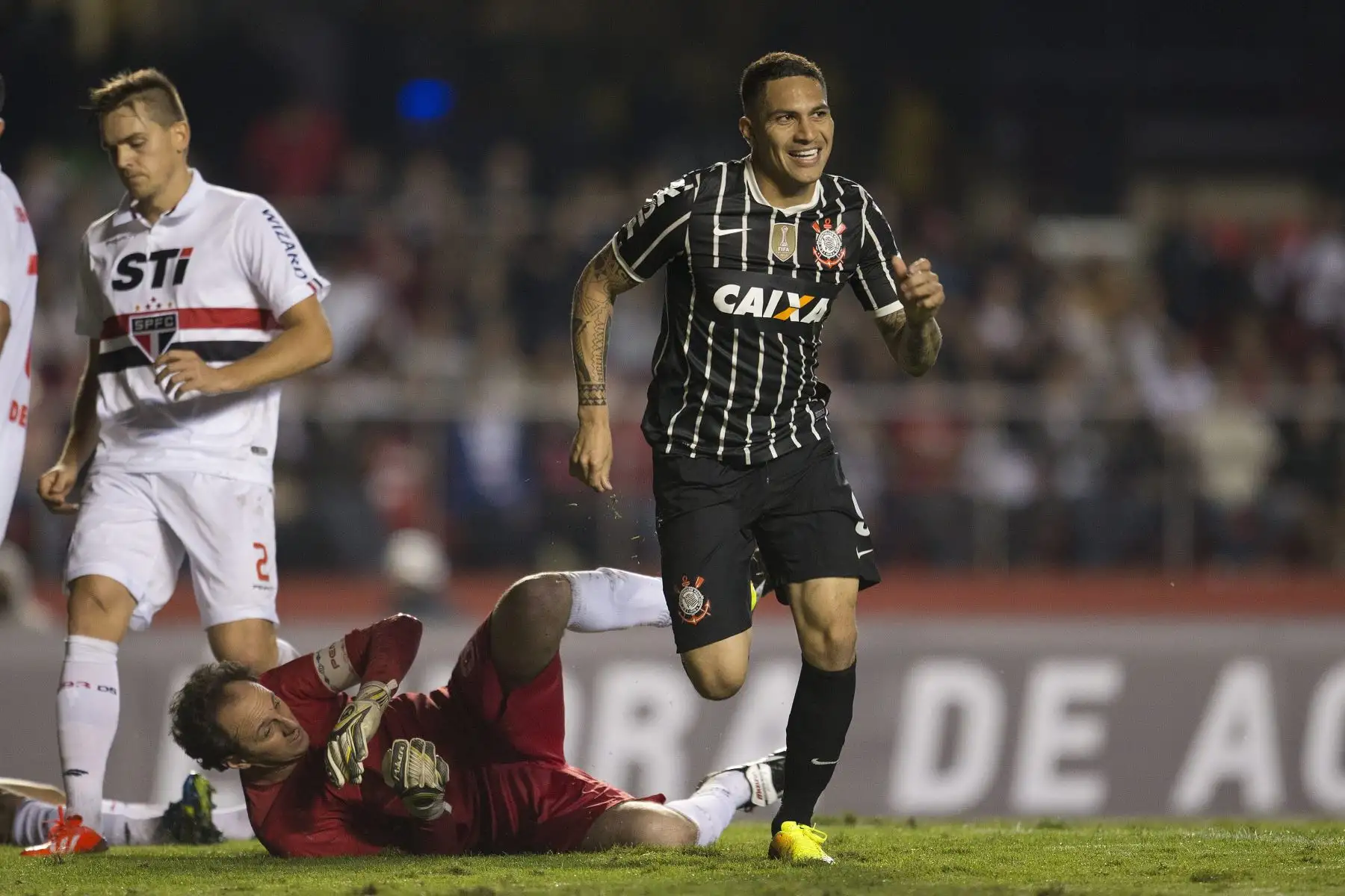 BRA53. SAO PAULO, (BRASIL), 03/07/2013.-El jugador de Corinthians, Paolo Guerrero celebra una anotación ante Sao Paulo durante el partido por la Recopa Sudamericana en el estadio Morumbi en Sao Paulo.Foto. EFE