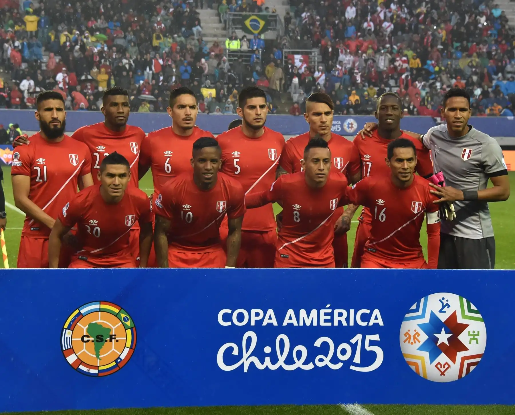 Futbolistas de Perú posan para fotos antes del inicio de su partido de campeonato de fútbol de la Copa América 2015 contra Brasil, en Temuco, Chile, el 14 de junio de 2015. Foto:AFP