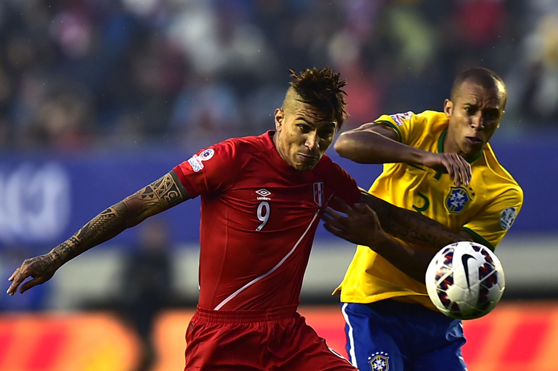 El defensa brasileño Miranda y el delantero peruano Paolo Guerrero compiten por el balón durante su partido por el campeonato de fútbol de la Copa América 2015. ANDINA/archivo