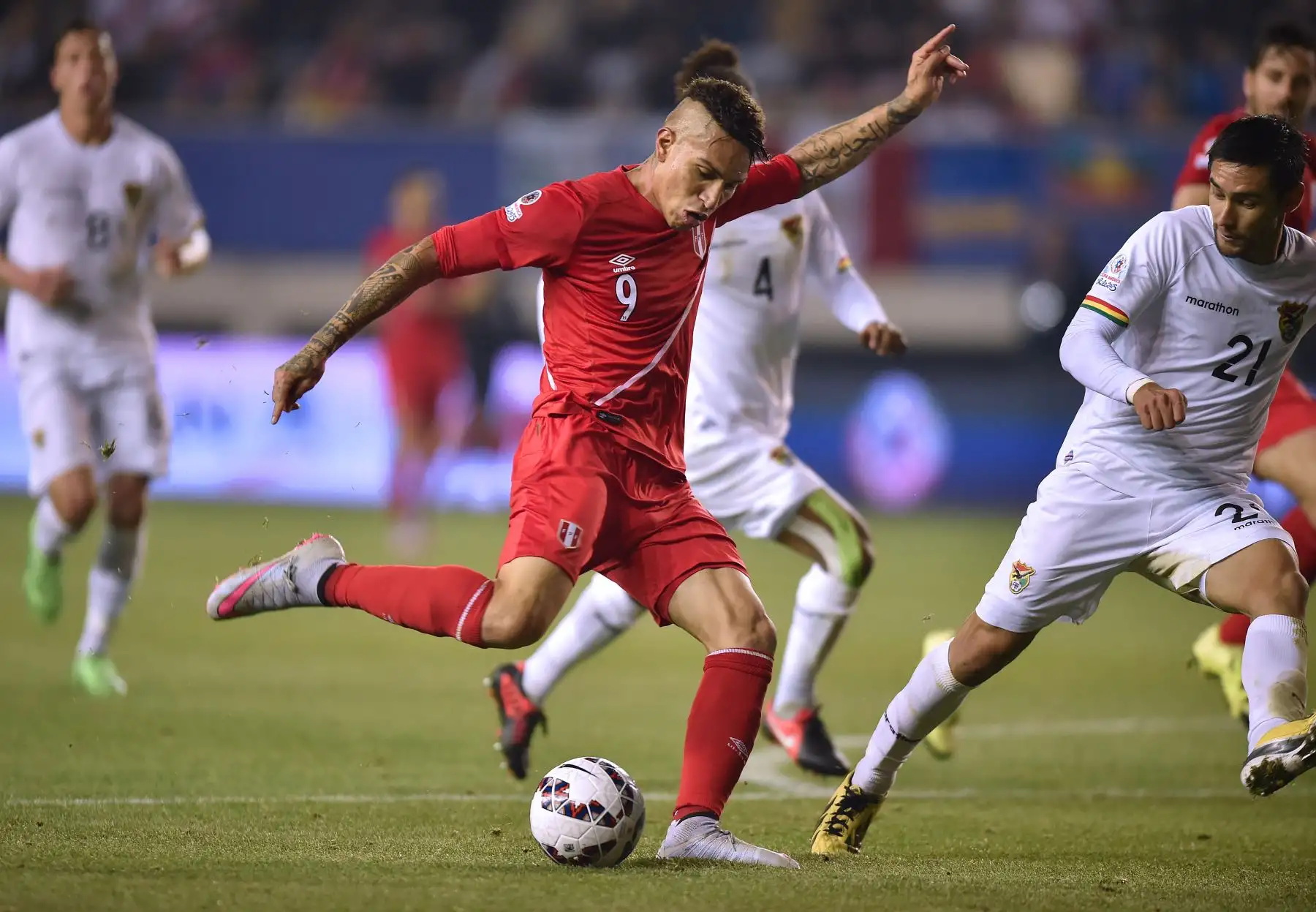 El delantero peruano Paolo Guerrero patea el balón durante su partido de cuartos de final del campeonato de fútbol de la Copa América 2015 contra Bolivia, en Temuco, Chile, el 25 de junio de 2015.Foto:ARCHIVO EL PERUANO