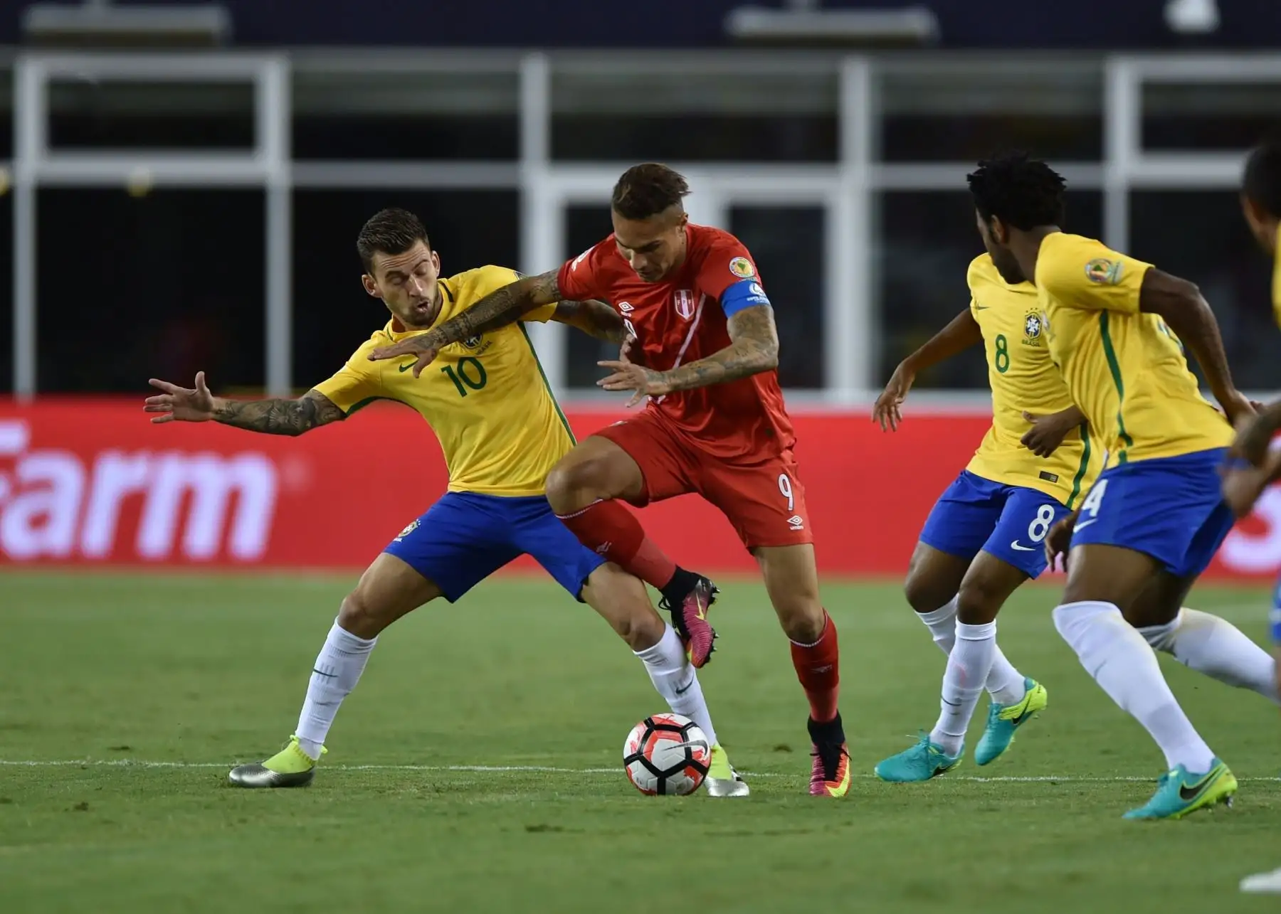 El brasileño Lucas Lima y el peruano Paolo Guerrero compiten por el balón durante su partido por Copa América Centenario en Foxborough, Massachusetts, Estados Unidos, el 12 de junio de 2016. Foto: AFP