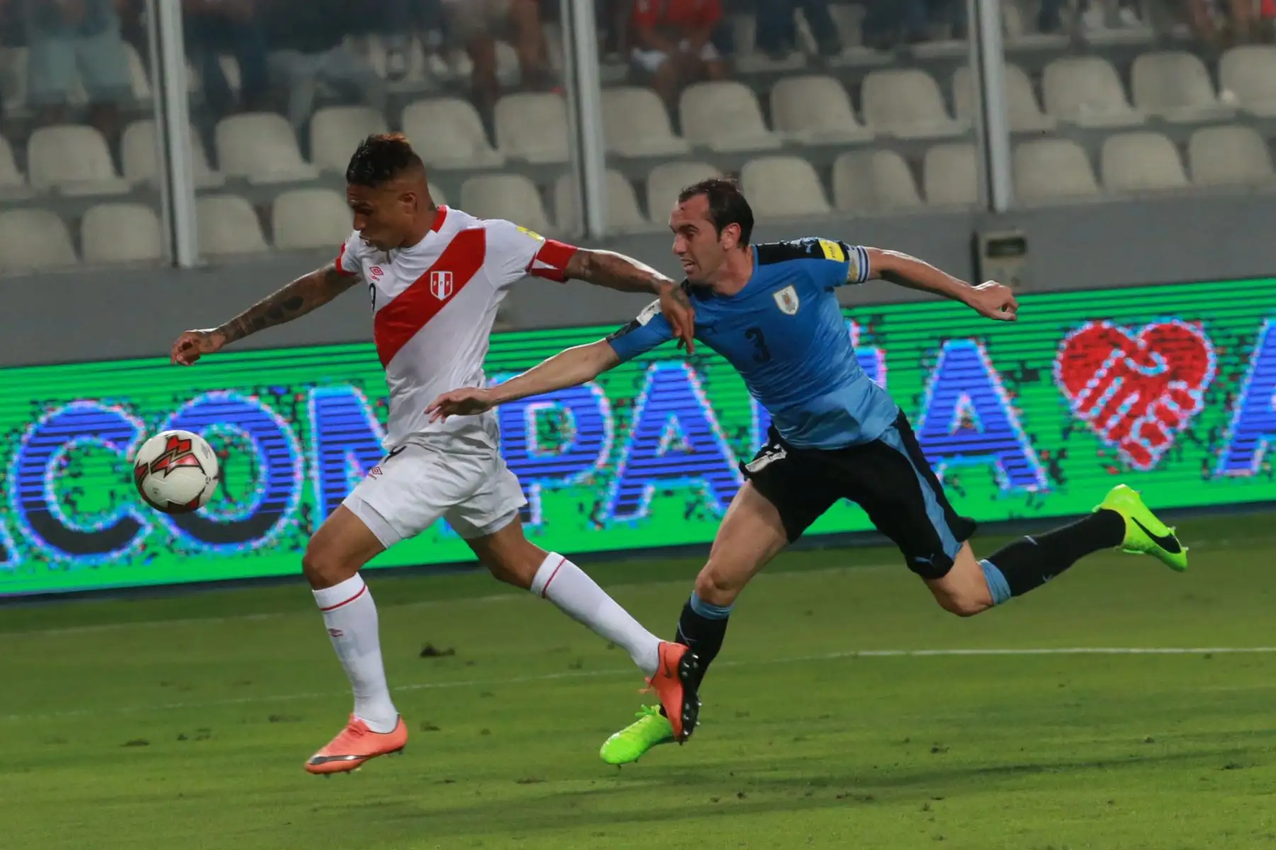 Lima - 28 marzo 2017 / Paolo Guerrero supera a Godín en el partido que Perú venció 2-1 a Uruguay por la fecha 14 de la eliminatoria a Rusia 2018. Foto: ANDINA/ Jhony Laurente