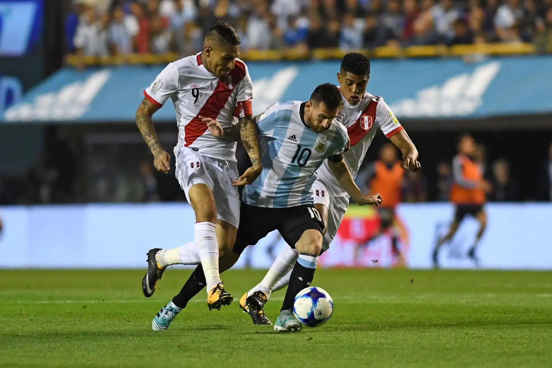 El peruano Paolo Guerrero y el argentino Lionel Messi compiten por el balón durante su partido clasificatorio para la Copa Mundial 2018 en Buenos Aires el 5 de octubre de 2017.Foto:ARCHIVO EL PERUANO