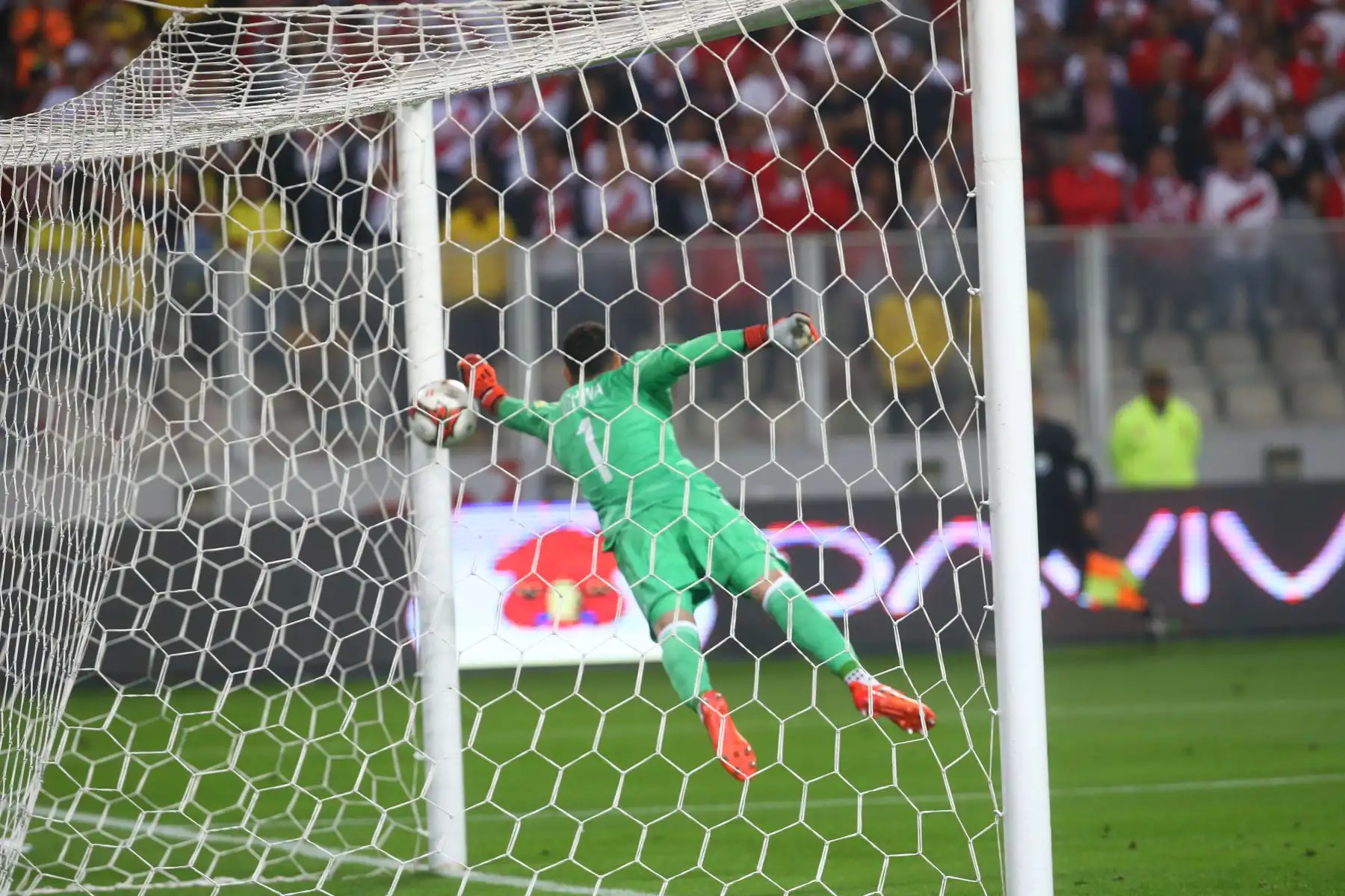 Guerrero ya anotó el gol de tiro libre. Perú empató con Colombia 1-1 y jugará el rechaje con Nueva Zelanda para clasificar al mundial de Rusia 2018.Foto: 
 ARCHIVO EL PERUANO