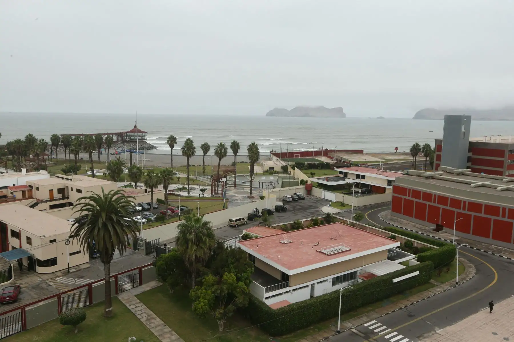 El presidente del Consejo de Ministros, Cesar Villanueva; el Ministro de Defensa, José Huerta Torres, y el jefe del Indeci, General de Brigada EP Jorge Chávez Cresta, supervisan en  La Punta Callao, el desarrollo del simulacro de sismo seguido de tsunami. Foto: ANDINA/Dante Zegarra