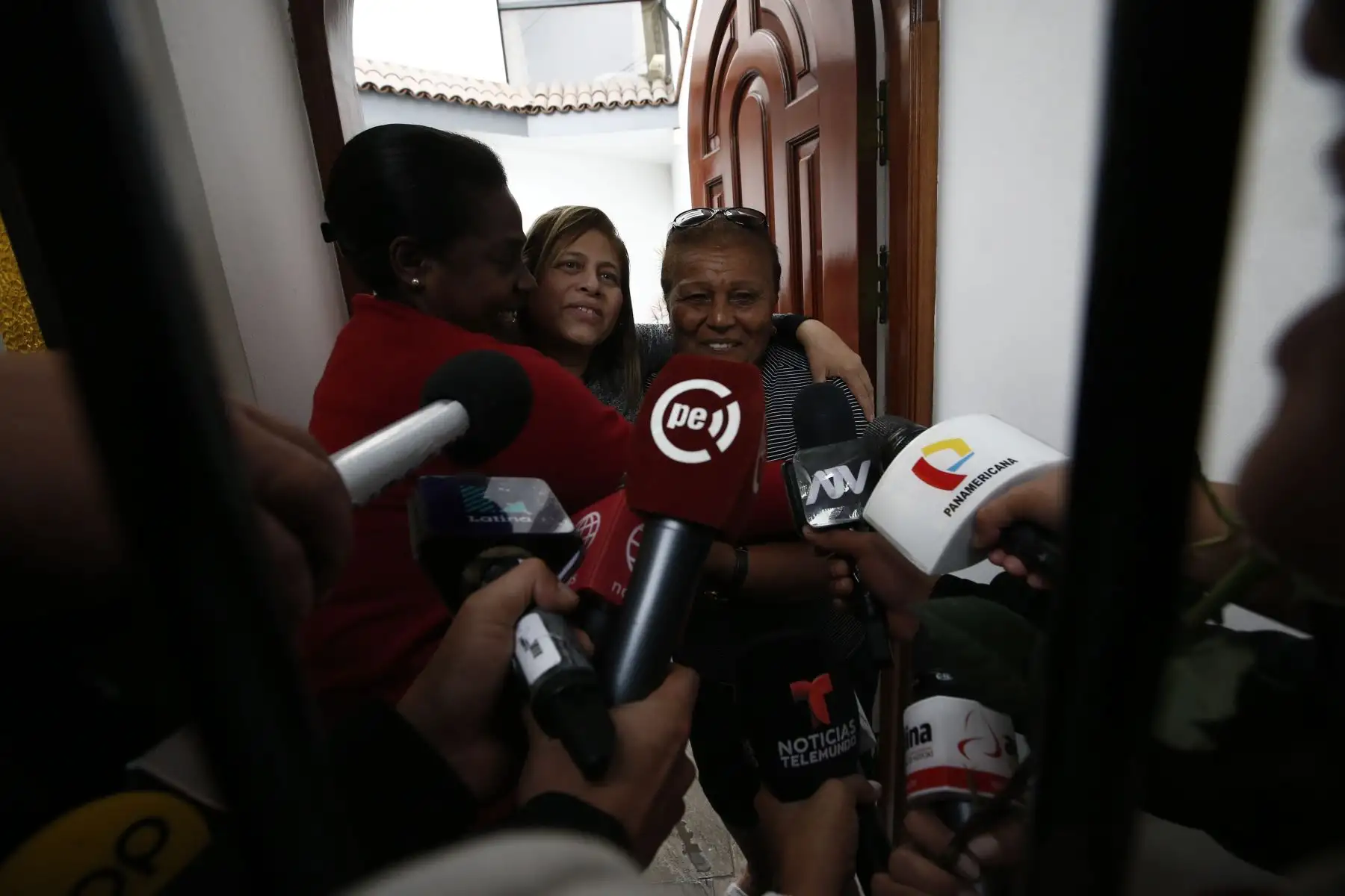 La madre del delantero Paolo Guerrero, Petronila Gonzales, doña Peta, demuestra su felicidad porque el capitán de la selección participará en el Mundial de Rusia 2018. Foto: ANDINA/Melina Mejía.