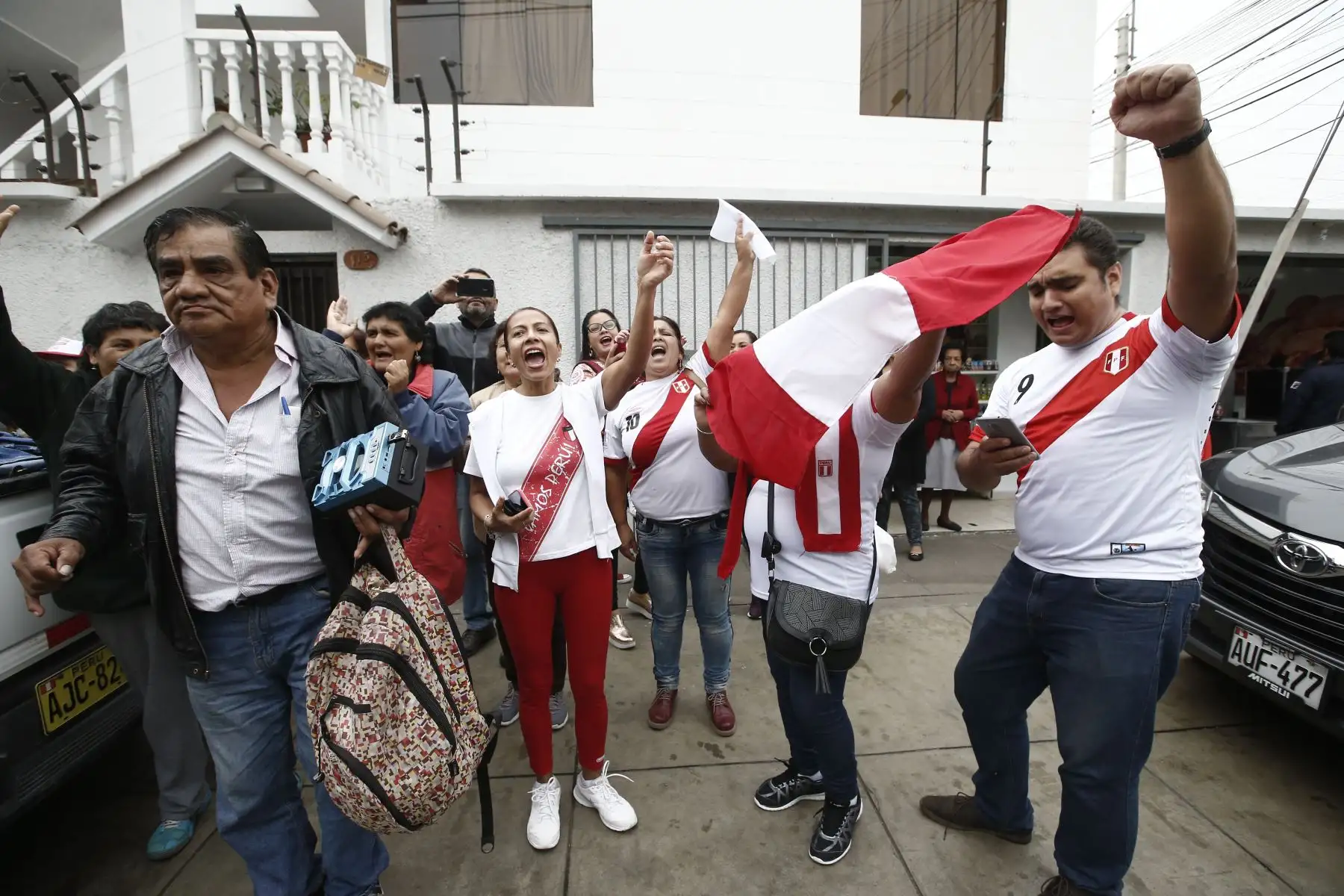 La madre del delantero Paolo Guerrero, Petronila Gonzales, doña Peta, demuestra su felicidad porque el capitán de la selección participará en el Mundial de Rusia 2018. Foto: ANDINA/Melina Mejía.