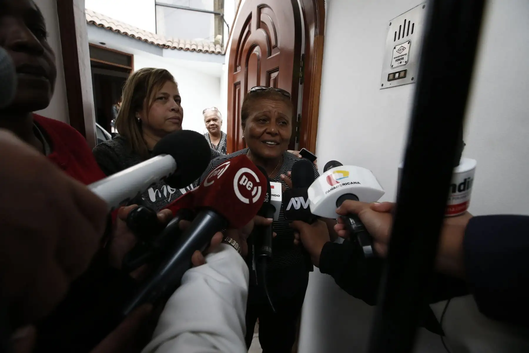 La madre del delantero Paolo Guerrero, Petronila Gonzales, doña Peta, demuestra su felicidad porque el capitán de la selección participará en el Mundial de Rusia 2018. Foto: ANDINA/Melina Mejía.