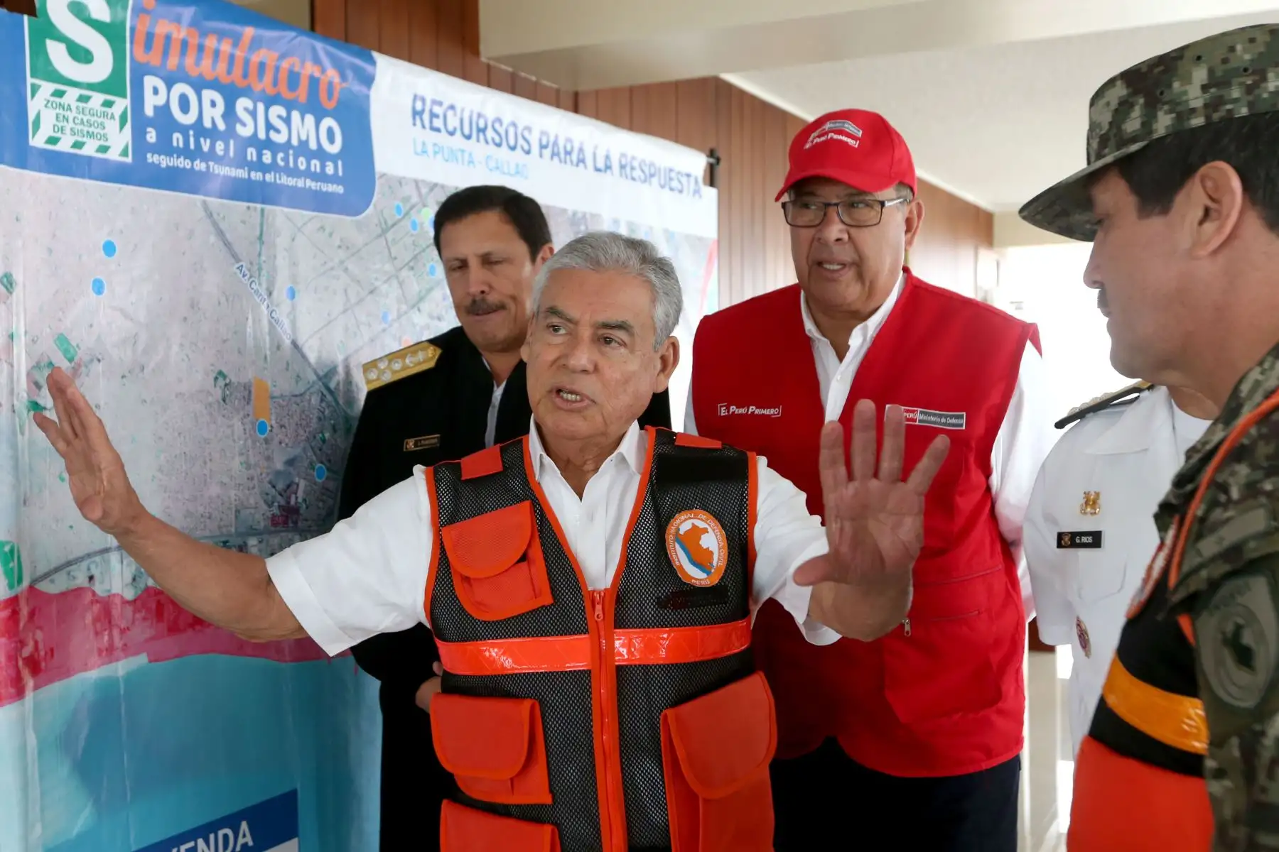El presidente del Consejo de Ministros, Cesar Villanueva; el Ministro de Defensa, José Huerta Torres, y el jefe del Indeci, General de Brigada EP Jorge Chávez Cresta, supervisan en  La Punta Callao, el desarrollo del simulacro de sismo seguido de tsunami. Foto: ANDINA/Dante Zegarra