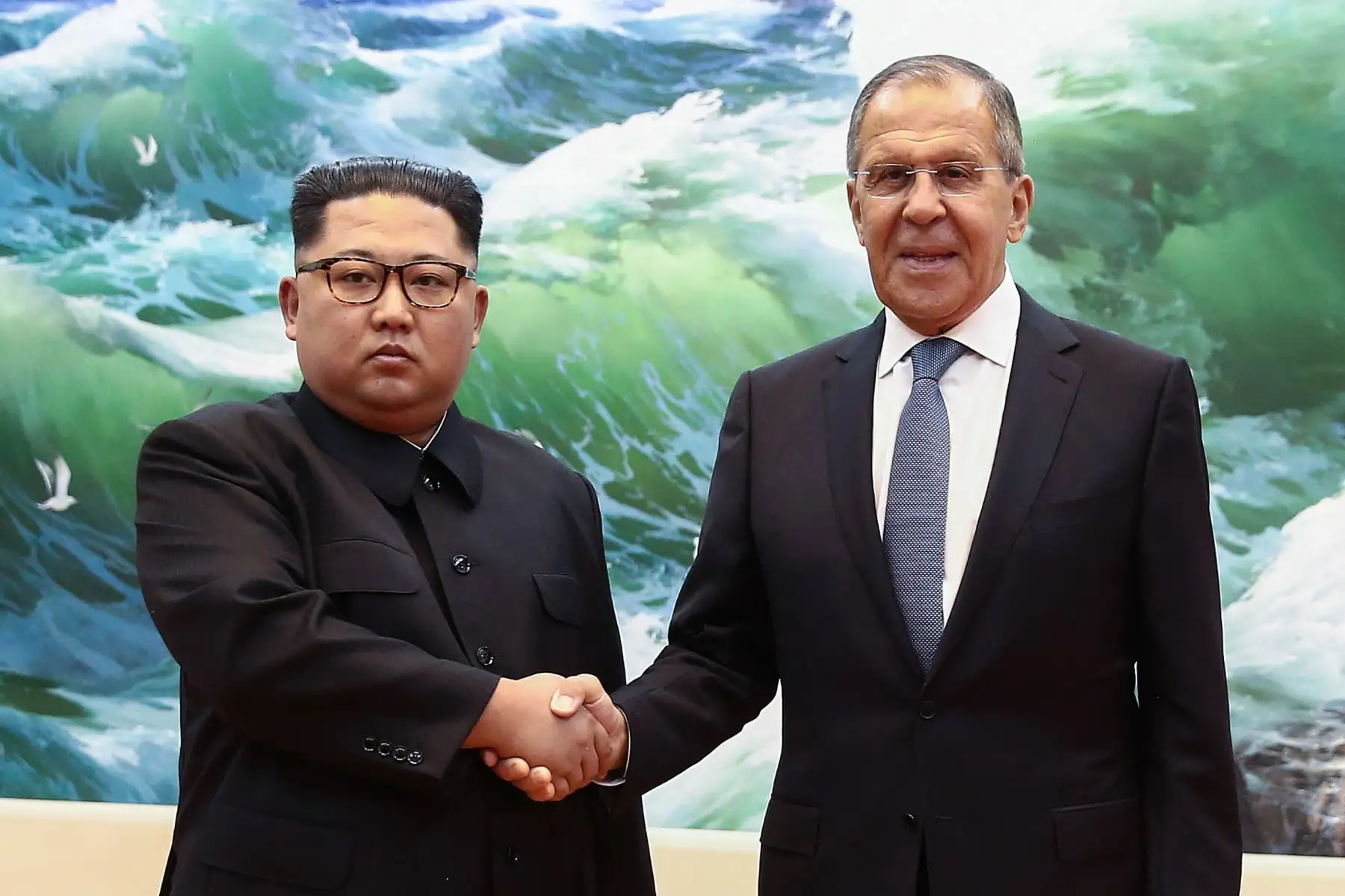 Ministro de Asuntos Exteriores de Rusia, Sergei Lavrov y el líder norcoreano Kim Jong Un Foto: AFP