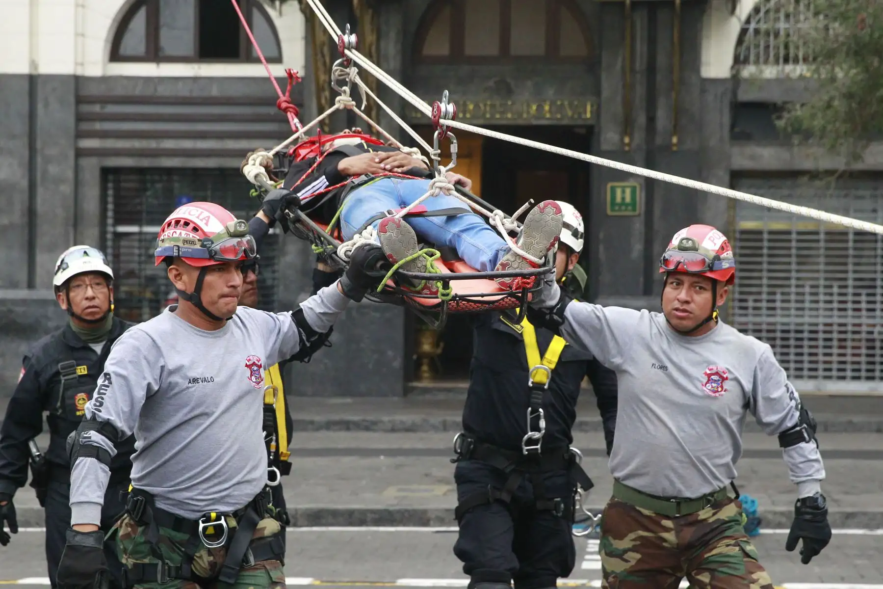 Policía Nacional realiza acciones de rescate durante el simulacro en la plaza San Martín. Foto: ANDINA/Eddy Ramos.