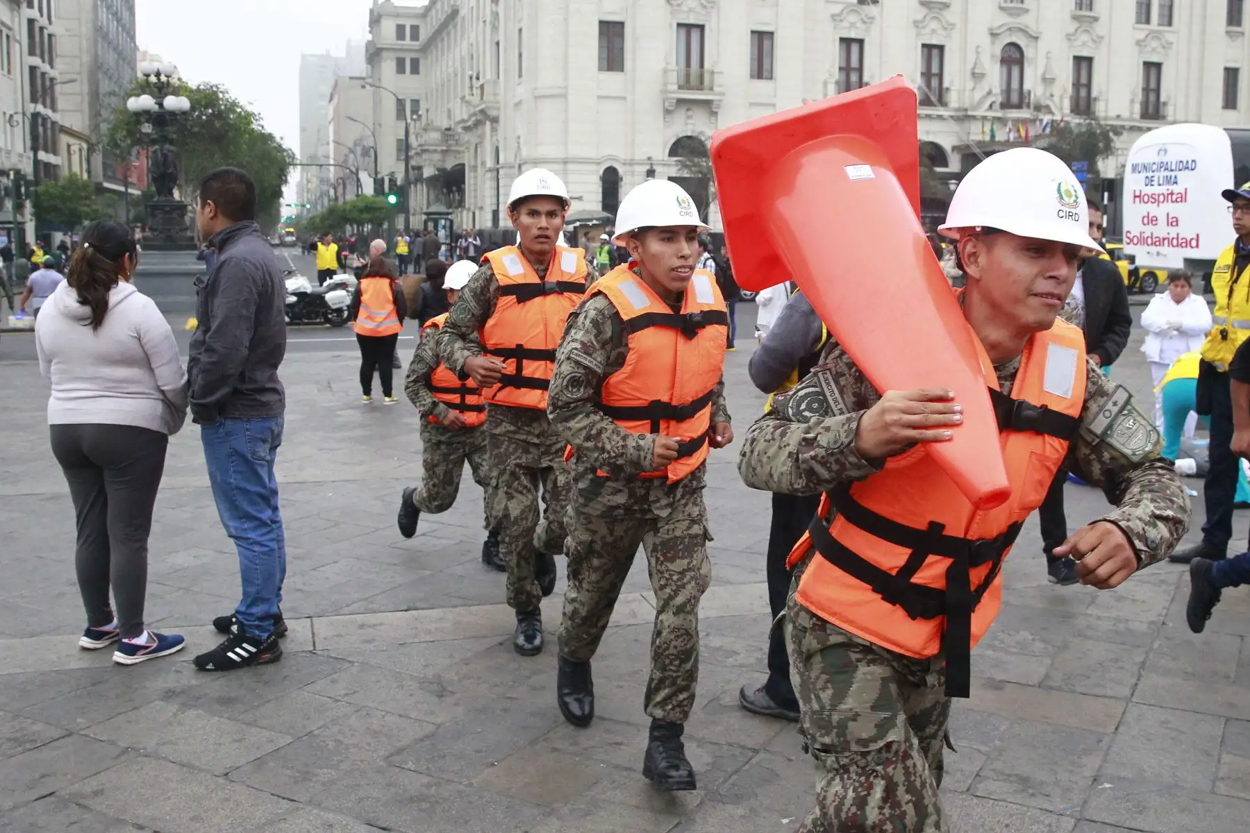 Unidades de rescate de las Fuerzas Armadas participan del simulacro en el Centro Histórico de Lima, en la plaza San Martín. Foto: ANDINA/Eddy Ramos.
