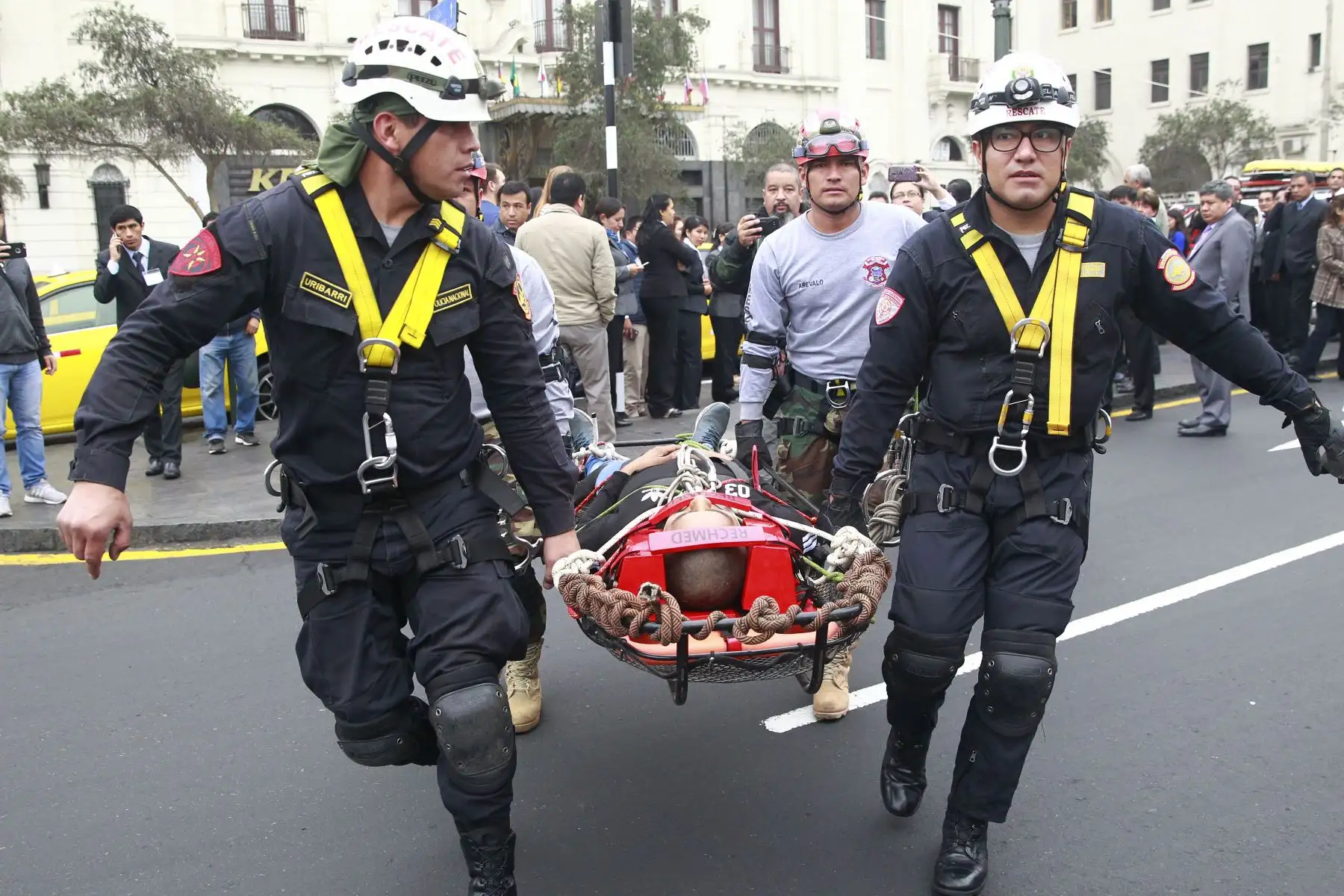 Personal del Escuadrón de rescate de la Policía Nacional, carga a un niño como parte de las acciones de rescate durante el simulacro en la Plaza San Martín . Foto - ANDINA/Eddy Ramos.