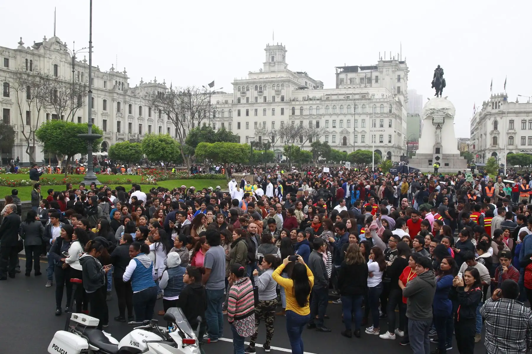 Población limeña tuvo activa participación en el Simulacro en el centro histórico de Lima, en la Plaza San Martín. Foto - ANDINA/Eddy Ramos.