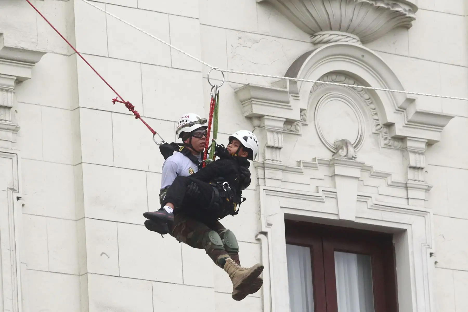 Policía Nacional realiza acciones de rescate durante el simulacro en la plaza San Martín. Foto: ANDINA/Eddy Ramos.