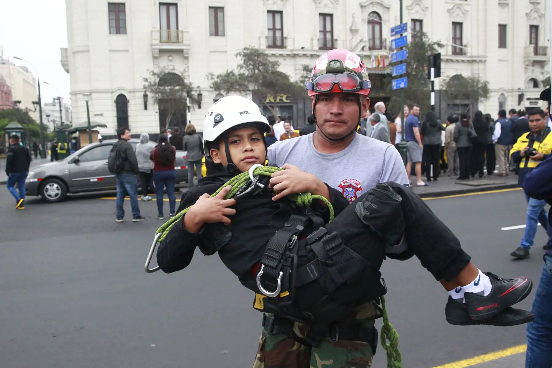 Personal del Escuadrón de Rescate de la Policía Nacional carga a un niño como parte de las acciones de rescate durante el simulacro en la plaza San Martín. Foto: ANDINA/Eddy Ramos.