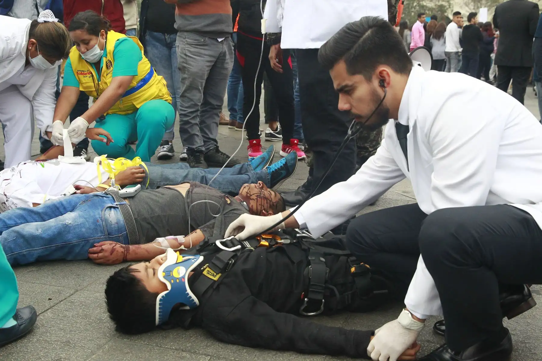 Enfermeras y personal médico del hospital de la Solidaridad colaboran en las acciones de atención médica durante el simulacro en el Centro Histórico de Lima, en la plaza San Martín. Foto: ANDINA/Eddy Ramos.