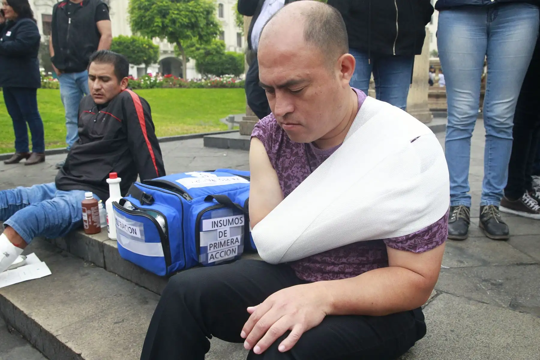 Herido es atendido por personal médico del hospital de la Solidaridad en el  simulacro realizado en el Centro Histórico de Lima, en la plaza San Martín. Foto: ANDINA/Eddy Ramos.