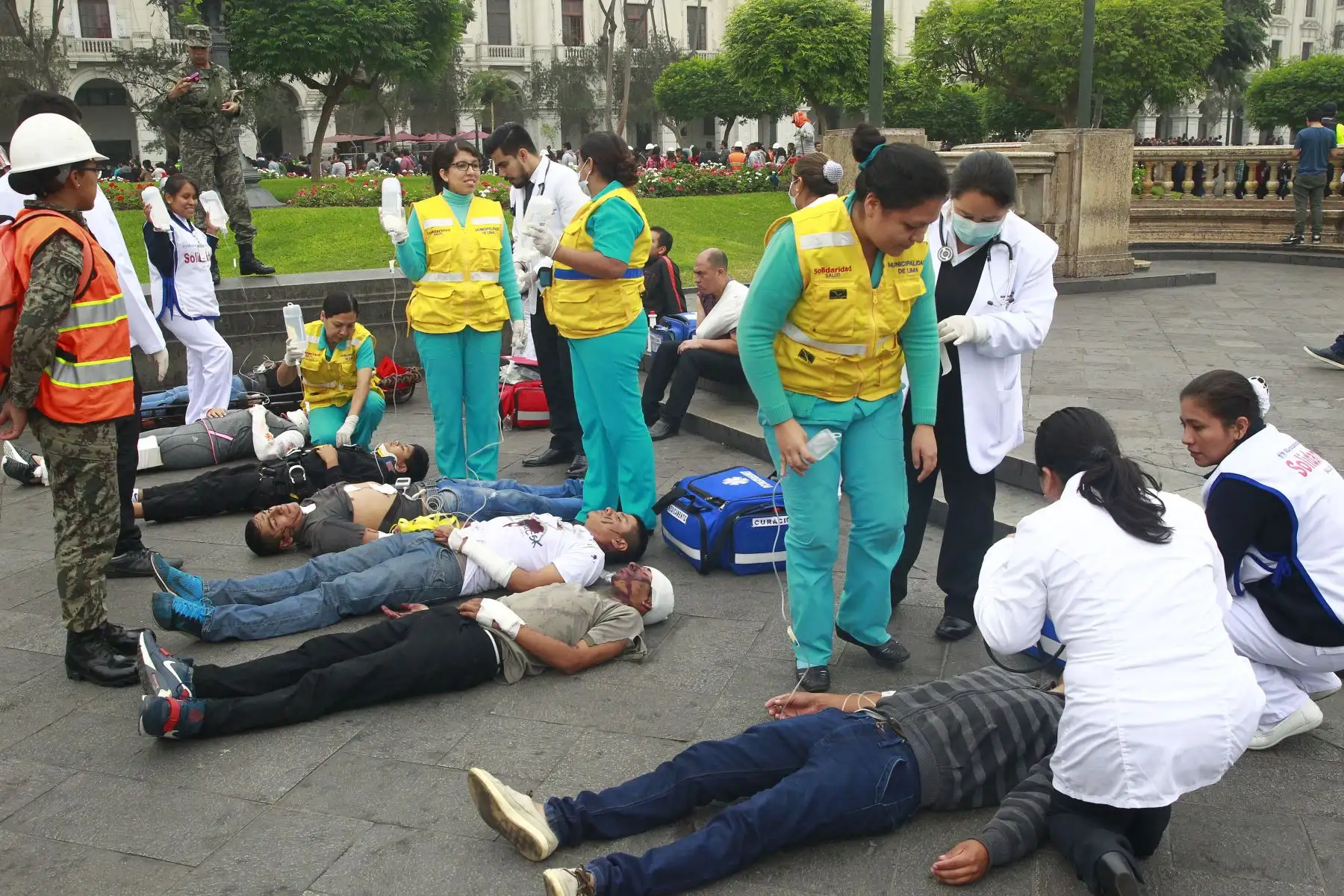 Enfermeras del Hospital de la Solidaridad colaboran en las acciones de atención médica durante el Simulacro en el centro histórico de Lima, en la Plaza San Martín .Foto - ANDINA/Eddy Ramos.