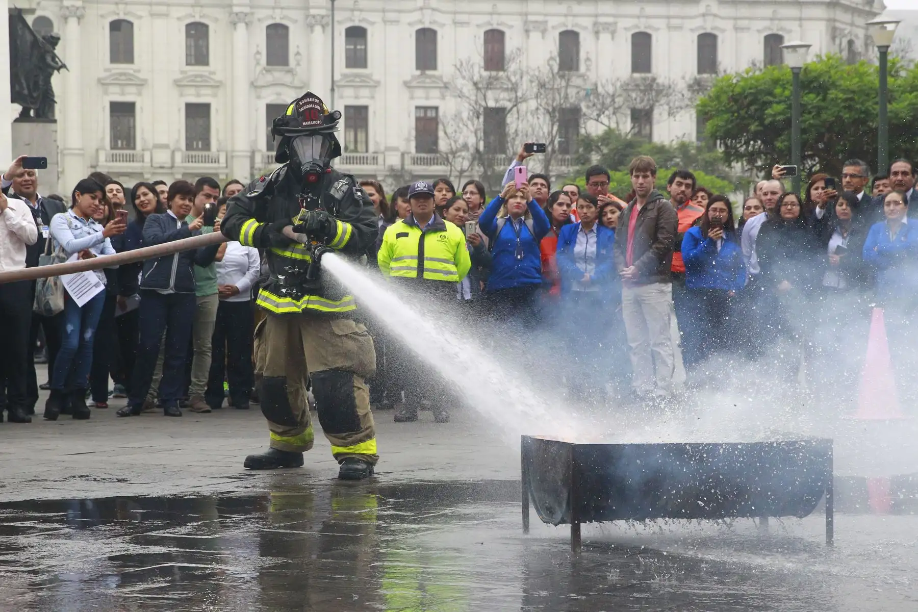 Bomberos participan del simulacro en el centro histórico de Lima, en la Plaza San Martín. Foto - ANDINA/Eddy Ramos.