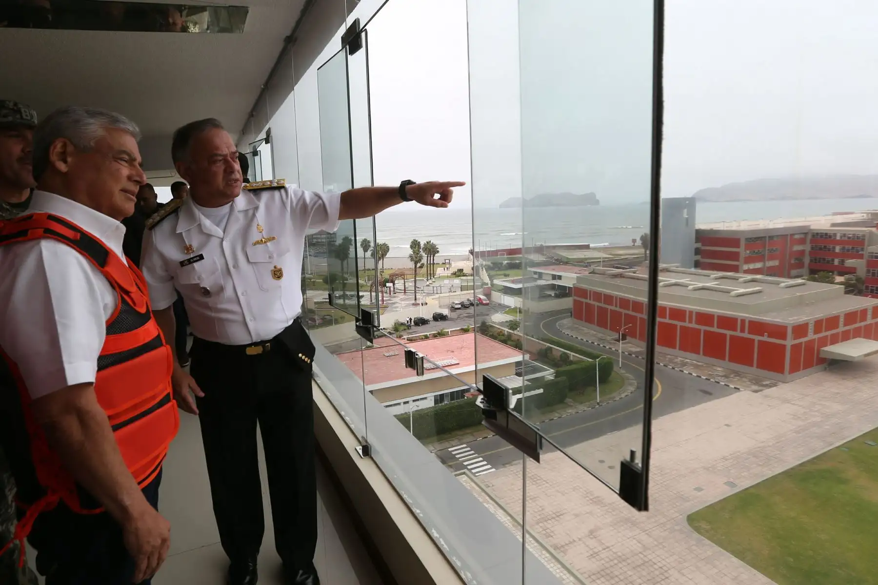 El presidente del Consejo de Ministros, Cesar Villanueva; el Ministro de Defensa, José Huerta Torres, y el jefe del Indeci, General de Brigada EP Jorge Chávez Cresta, supervisan en  La Punta Callao, el desarrollo del simulacro de sismo seguido de tsunami. Foto: ANDINA/Dante Zegarra