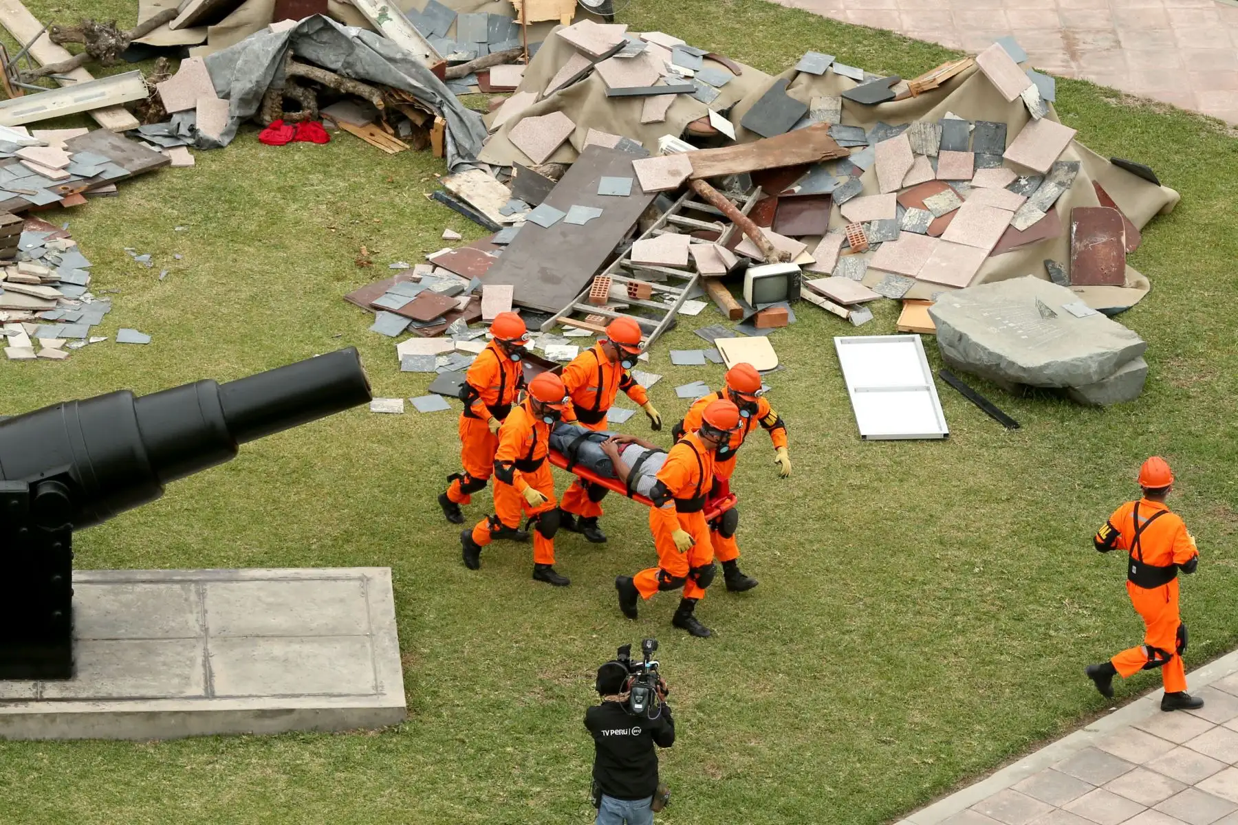 El presidente del Consejo de Ministros, Cesar Villanueva; el Ministro de Defensa, José Huerta Torres, y el jefe del Indeci, General de Brigada EP Jorge Chávez Cresta, supervisan en  La Punta Callao, el desarrollo del simulacro de sismo seguido de tsunami. Foto: ANDINA/Dante Zegarra