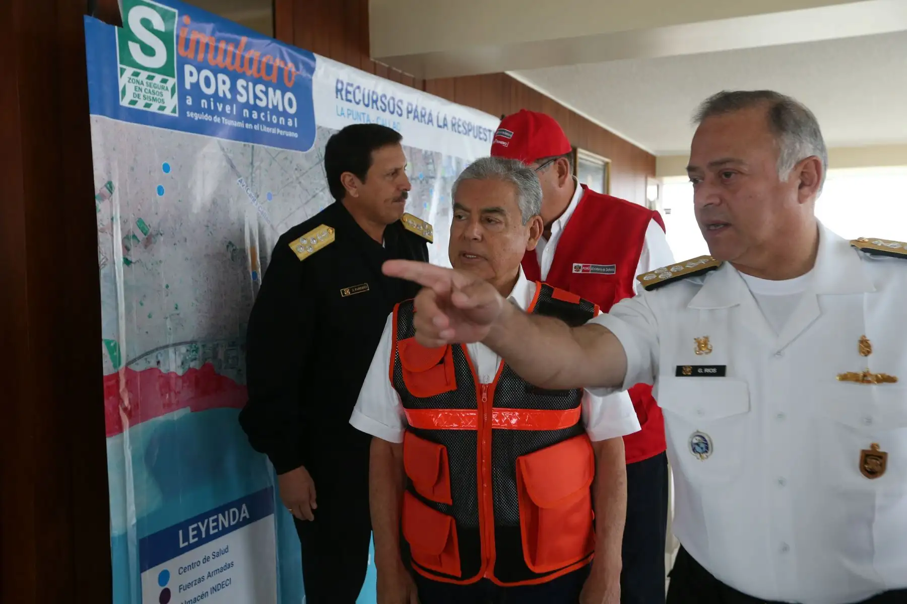 El presidente del Consejo de Ministros, Cesar Villanueva; el Ministro de Defensa, José Huerta Torres, y el jefe del Indeci, General de Brigada EP Jorge Chávez Cresta, supervisan en  La Punta Callao, el desarrollo del simulacro de sismo seguido de tsunami. Foto: ANDINA/Dante Zegarra