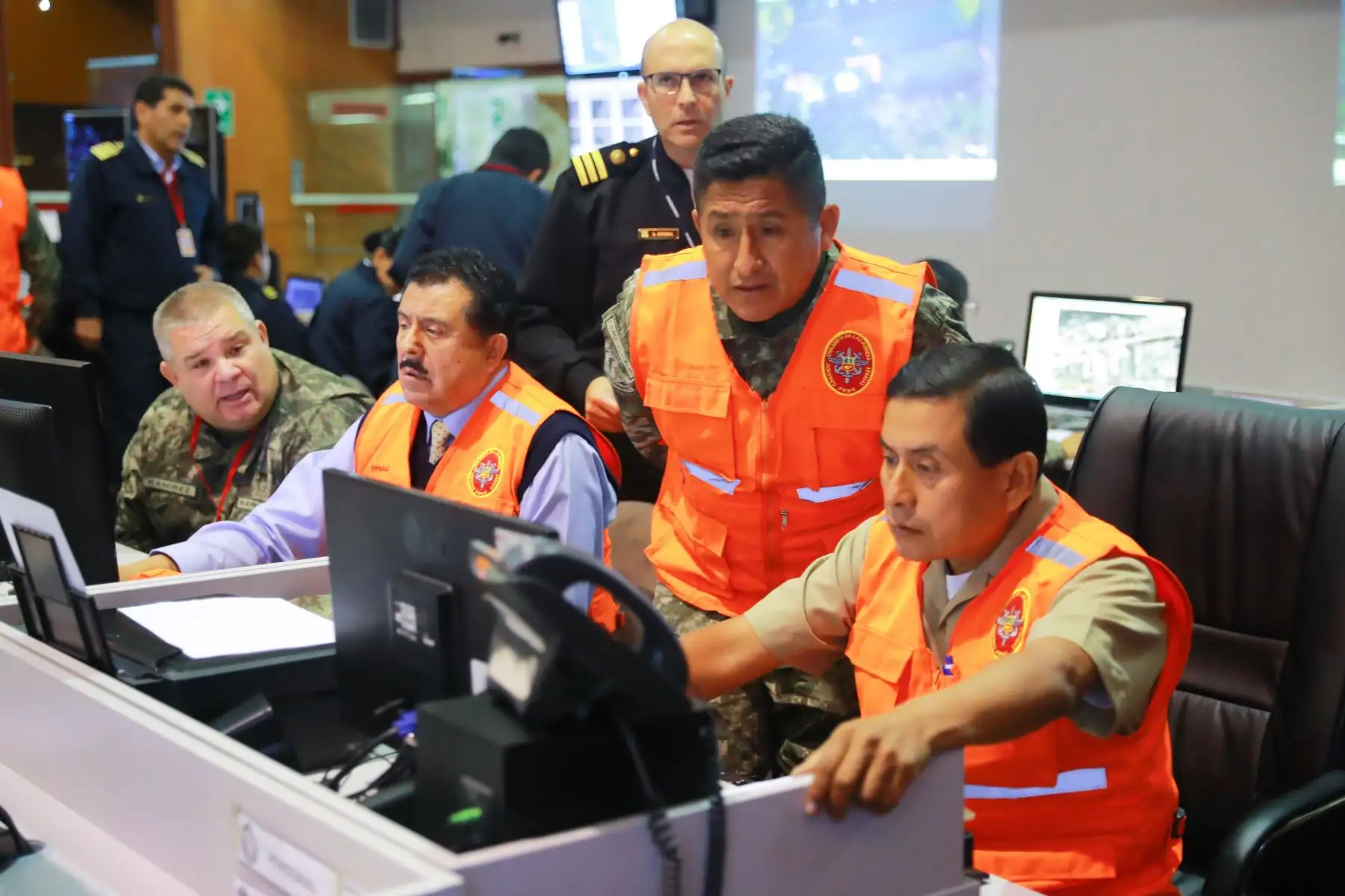 Presidente Martín Vizcarra recibe el balance del simulacro de sismo y tsunami en el COEN. Foto: ANDINA/Prensa Presidencia.