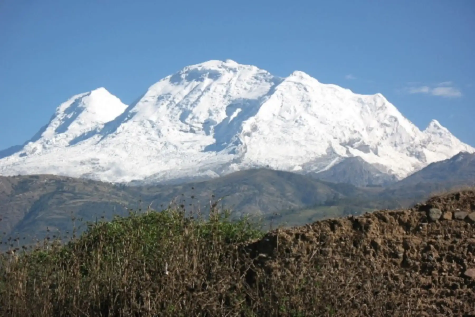 Tanto  la ciudad de Yungay como las poblaciones de sus alrededores están expuestas a peligros de origen glaciar, que han provocado grandes desastres a lo largo de su historia