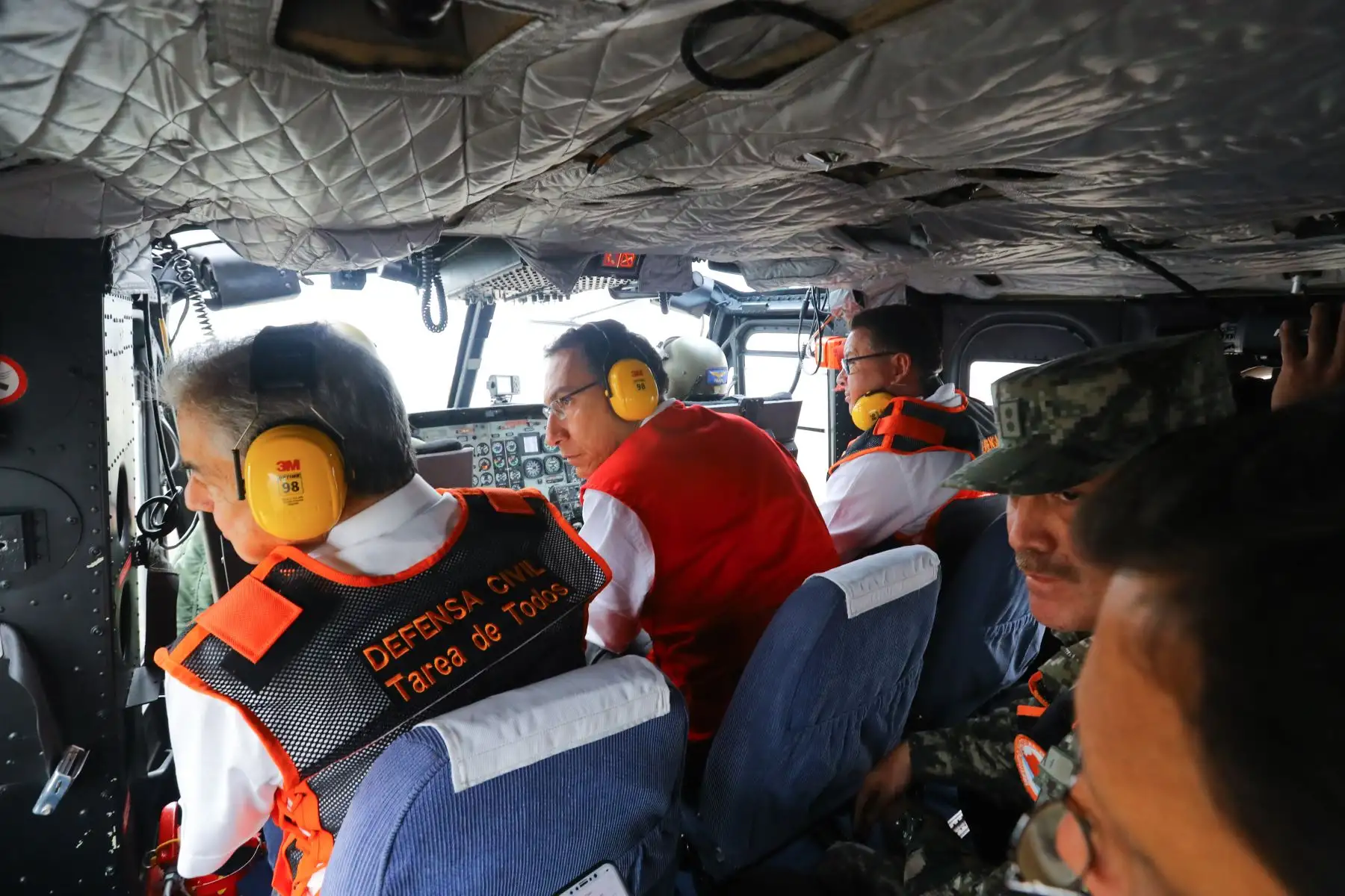 Presidente Martín Vizcarra recibe el balance del simulacro de sismo y tsunami en el COEN. Foto: ANDINA/Prensa Presidencia.