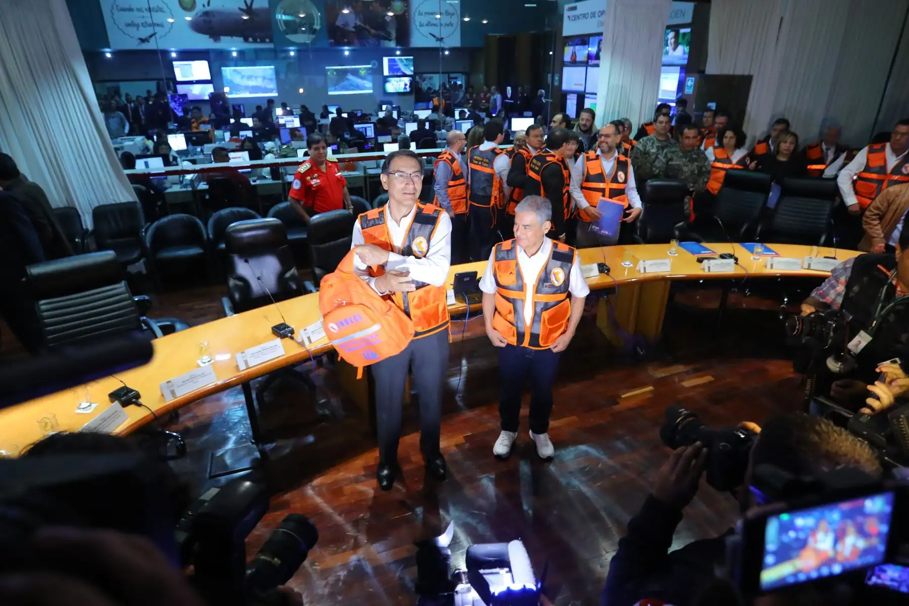 Presidente Martín Vizcarra recibe el balance del simulacro de sismo y tsunami en el COEN. Foto: ANDINA/Prensa Presidencia.