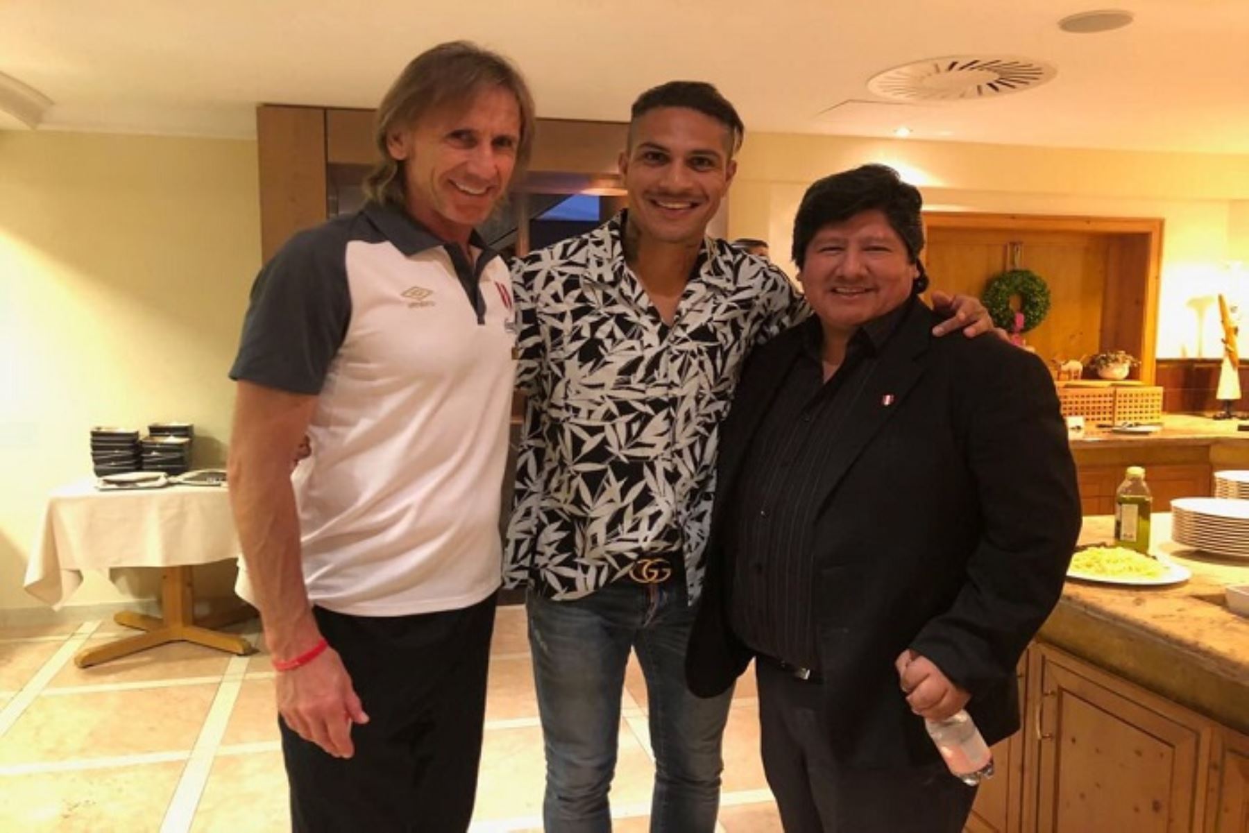 Paolo Guerrero fue recibido por el técnico Gareca en la concentración de la selección, en Austria.