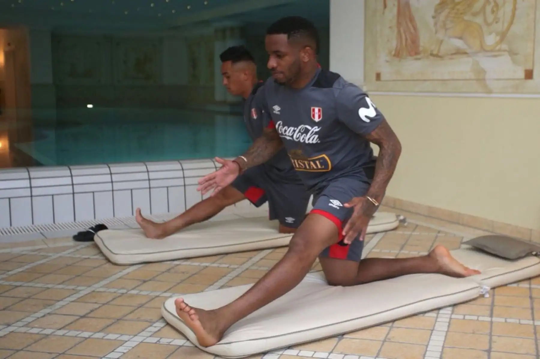 Farfán fue sometido a los estiramientos físicos de rigor tras el largo viaje