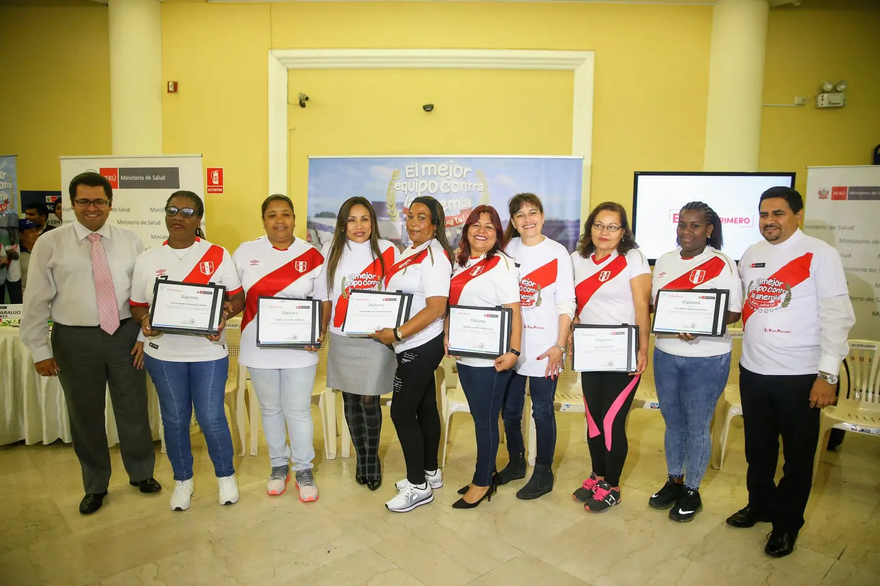El MINSA otorga reconocimiento a "madres mundialistas" que apoyan la Jornada Nacional contra la Anemia. Foto: ANDINA/Luis Iparraguirre