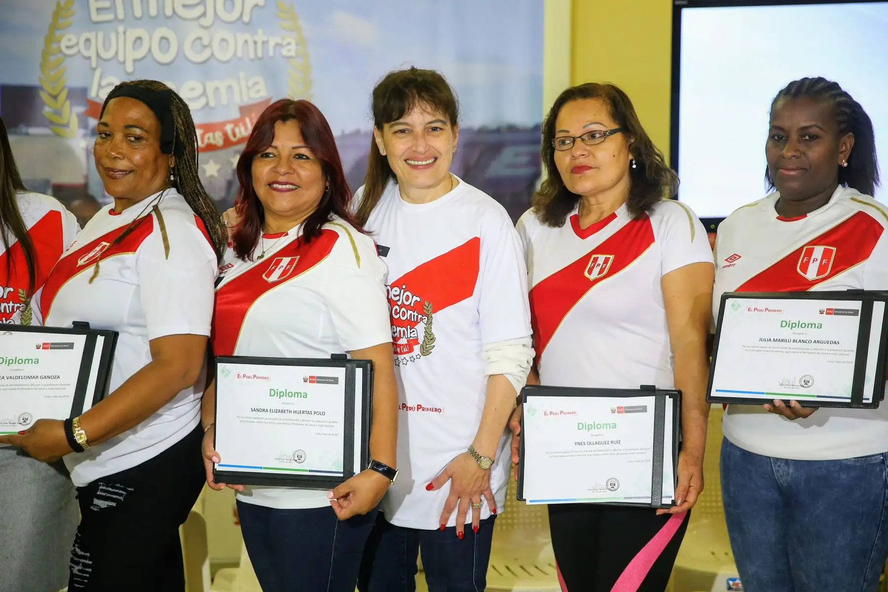 El MINSA otorga reconocimiento a "madres mundialistas" que apoyan la Jornada Nacional contra la Anemia. Foto: ANDINA/Luis Iparraguirre